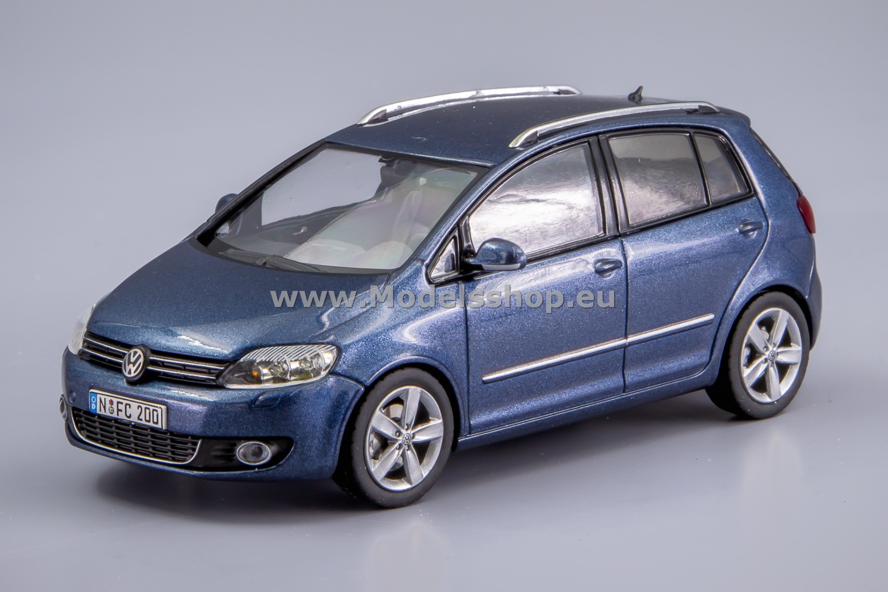 Schuco 07316 Volkswagen / VW Golf Plus, 2009 / Blue Graphite/