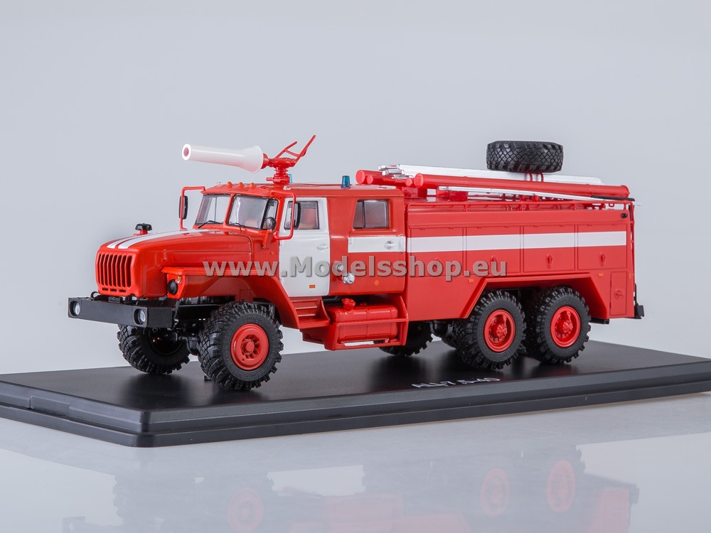Fire engine AC-7,5-40 (URAL-4320) with white stripes