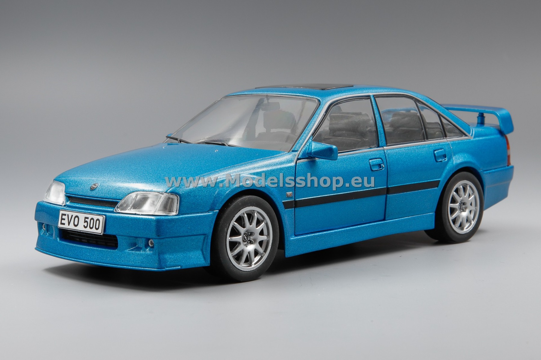 WhiteBox WB124138-O Opel Omega Evolution 500, 1991 /blue metallic/