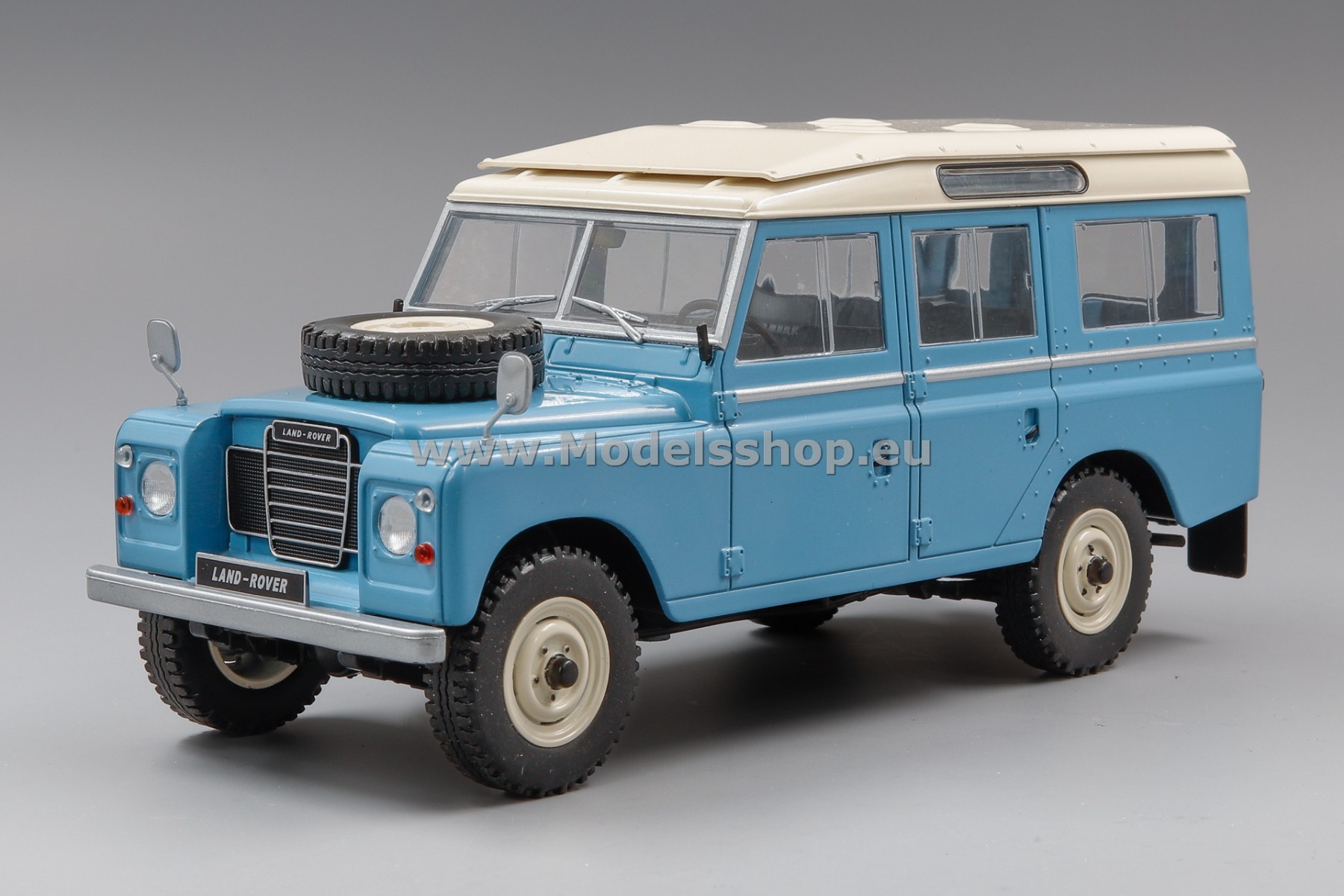 WhiteBox WB124150 Land Rover series III 109, 1980 /light blue/