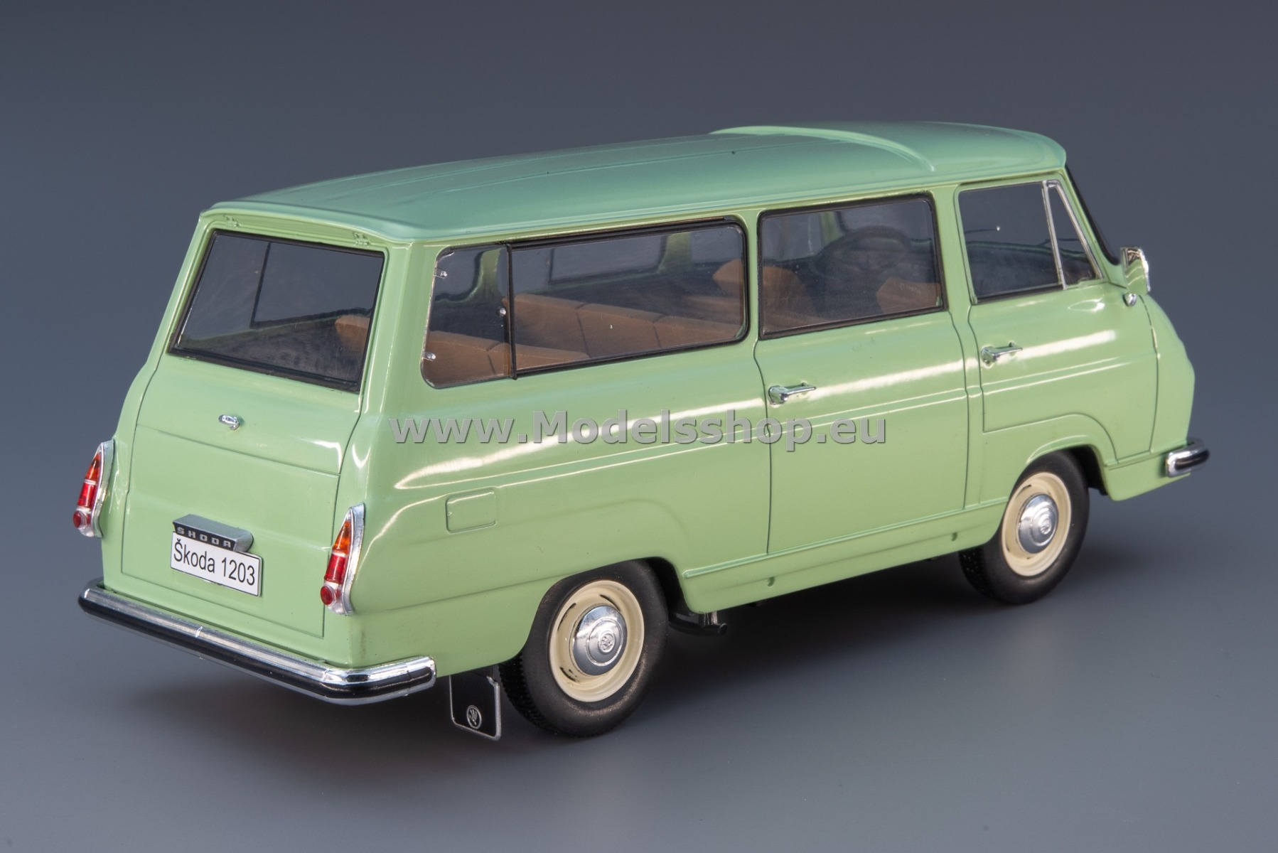Modèle Réduit Skoda 1203 Vert 1968 Au 1/24 - Marque WhiteBox - Neuf En Boîte