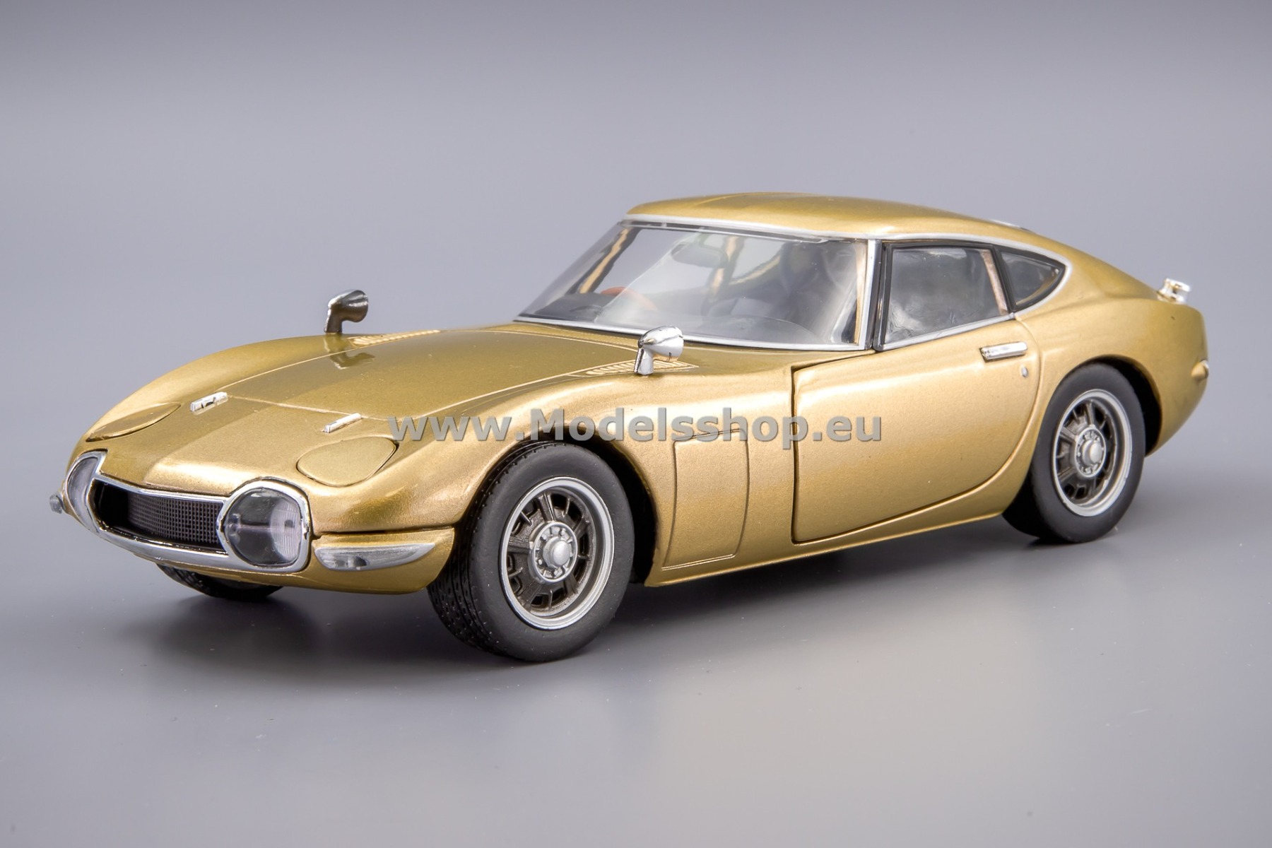 WhiteBox WB124229 Toyota 2000 GT, 1967 /beige/