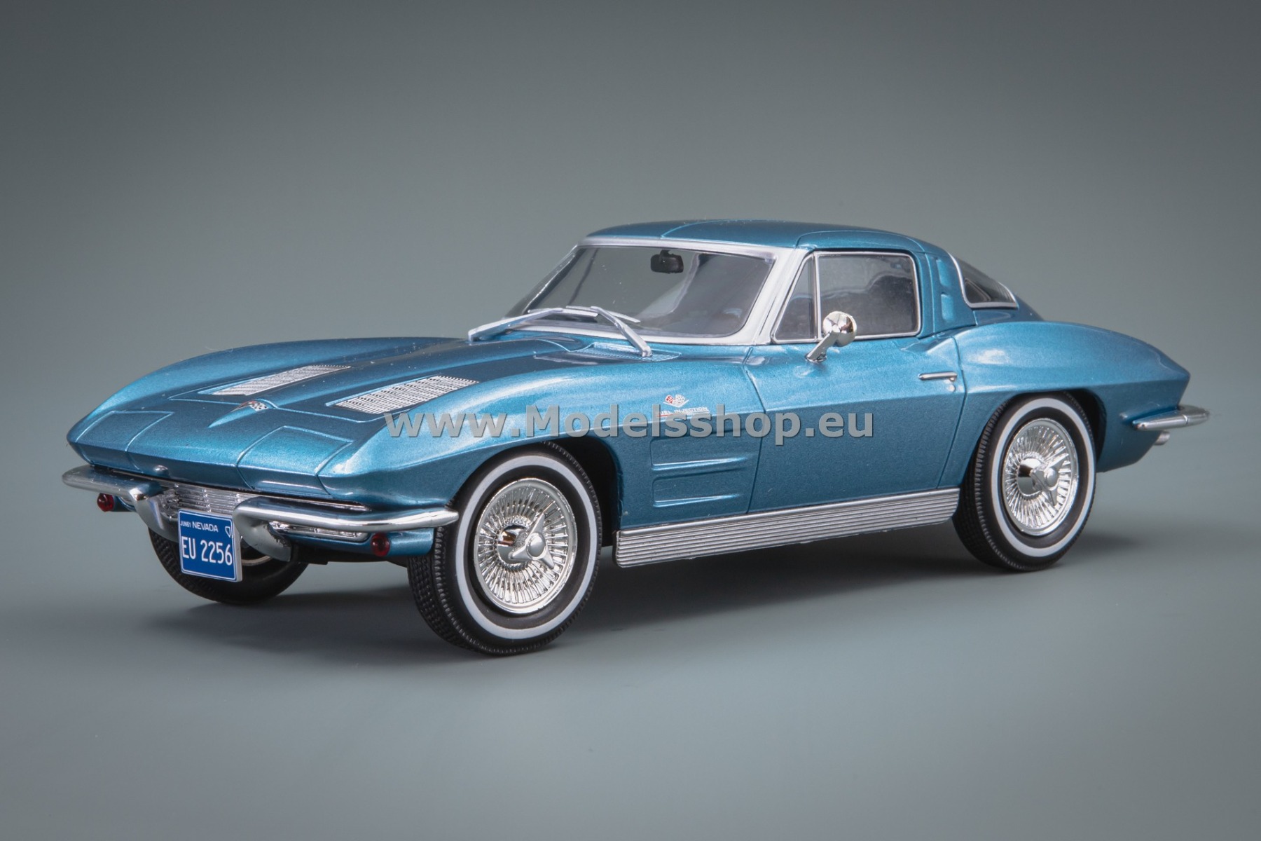 WhiteBox WB124232 Chevrolet Corvette (C2) Stingray, 1963 /blue metallic/