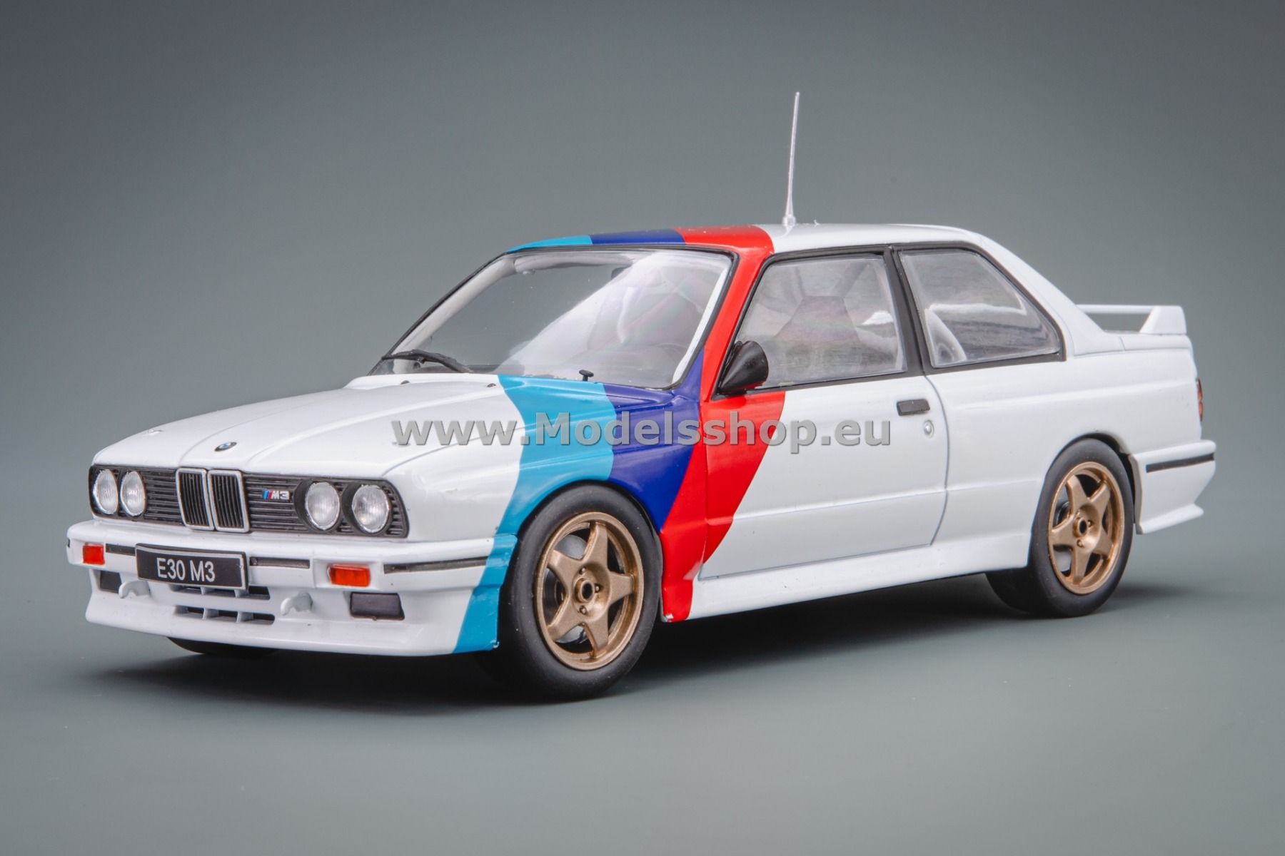 WhiteBox WB124244 BMW M3 (E30), 1989 /white - decorated/
