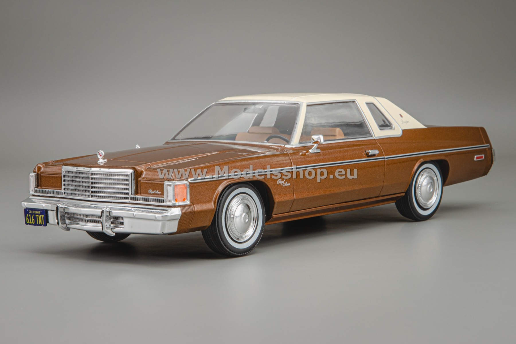 WhiteBox WB124261 Dodge Royal Monaco Coupe, 1977 /brown - beige/