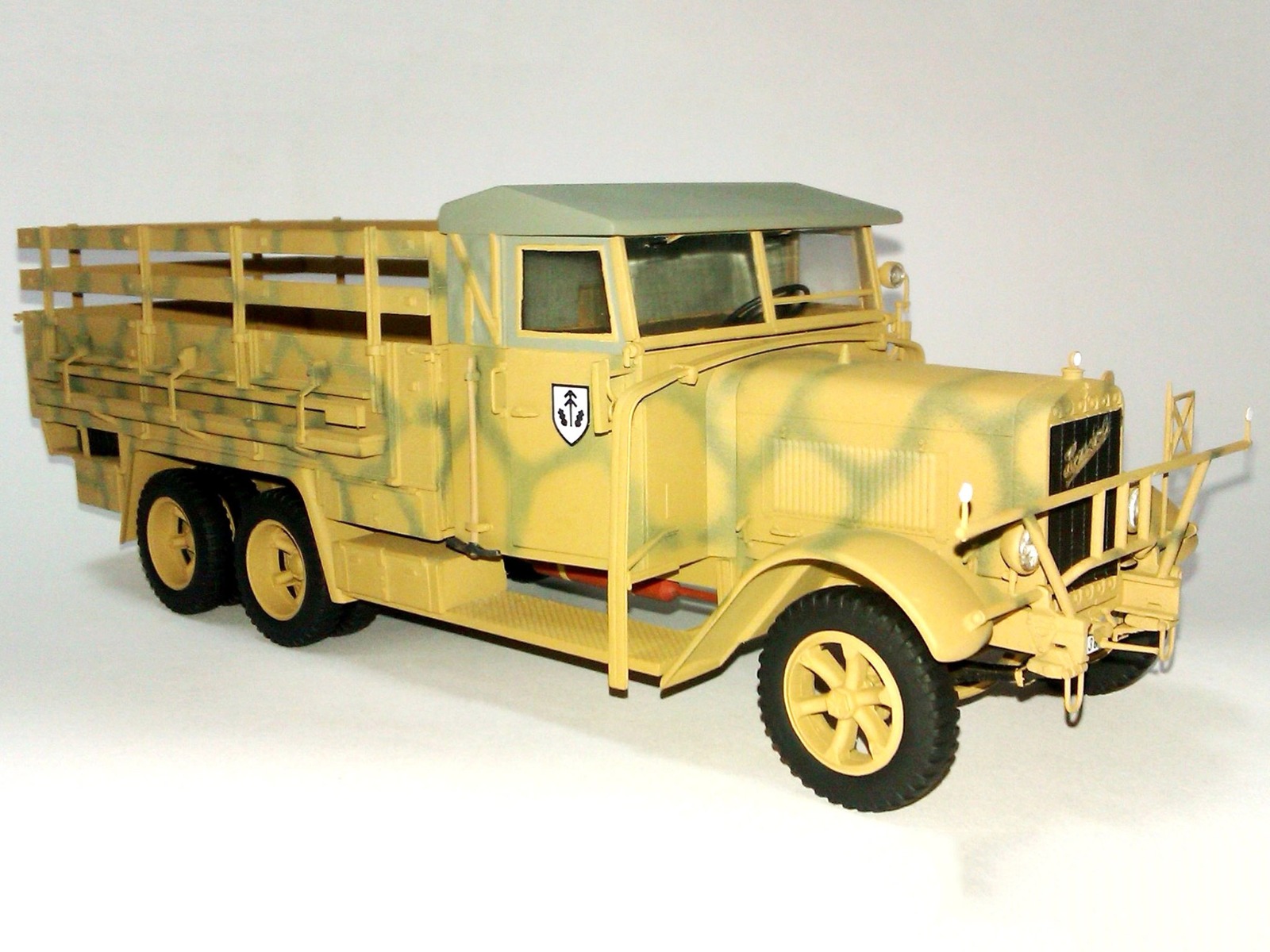 ICM35466 Henschel 33 D1 WWII German Truck, model kit