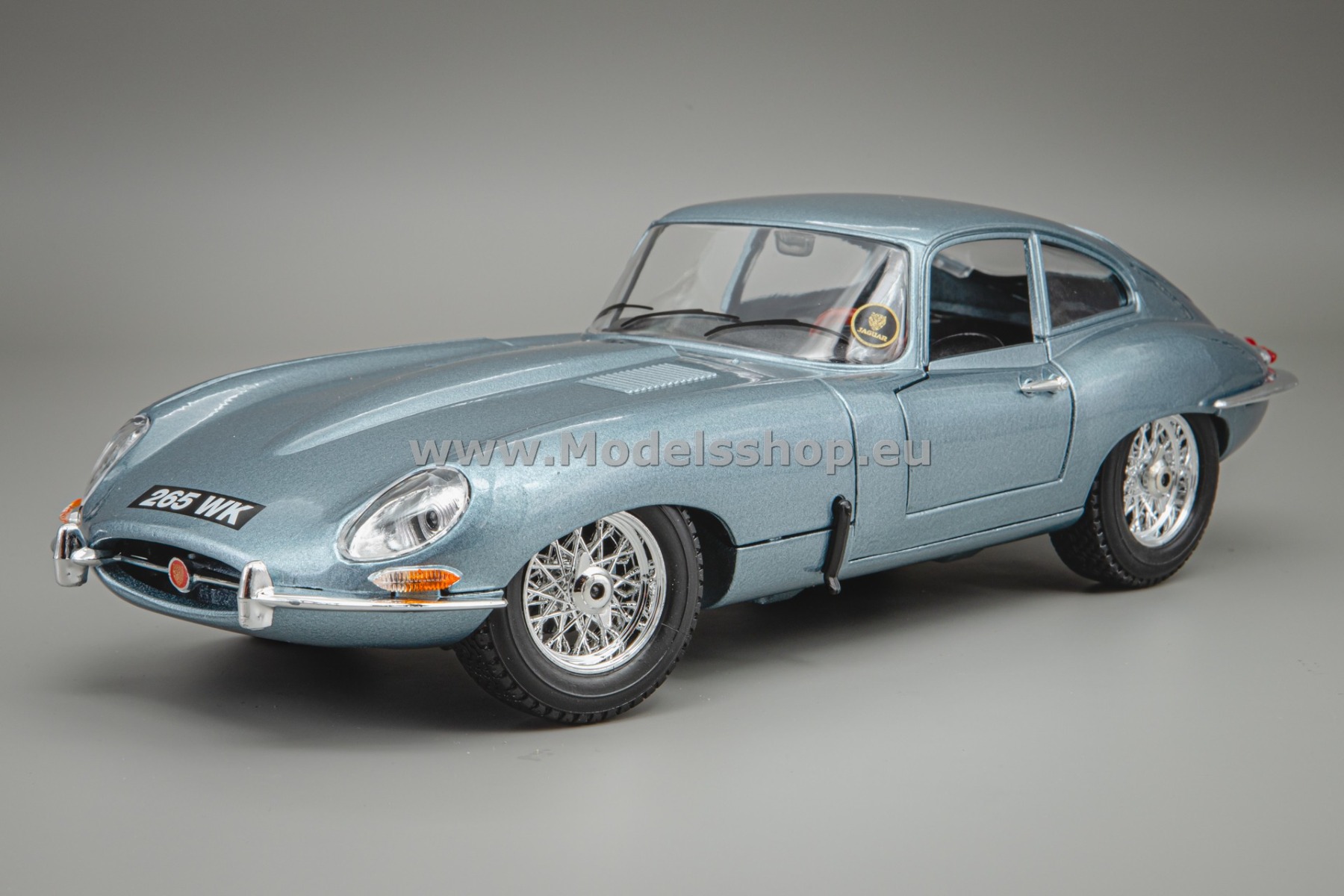 Bburago Jaguar E-Type Coupe, 1961 /light blue metallic/ 18-12044
