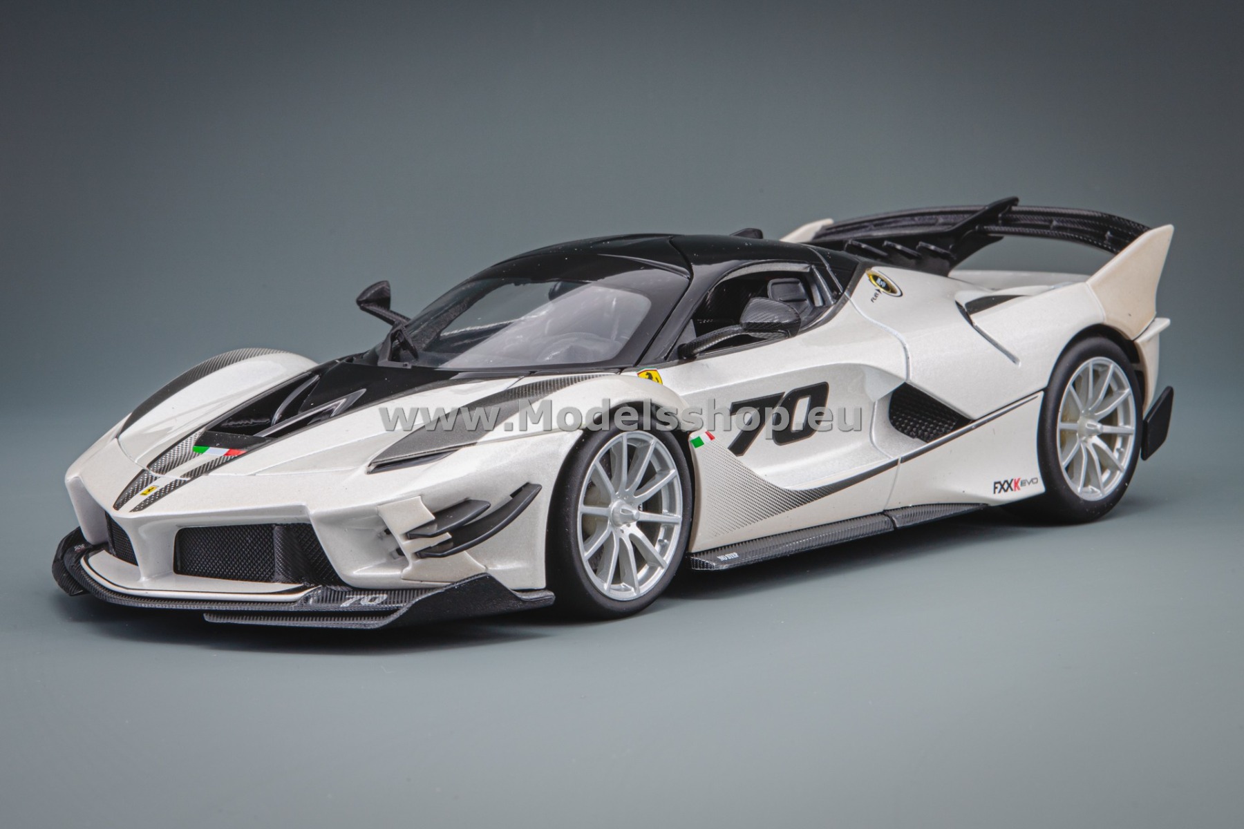 Bburago Ferrari FXX-K Evo, 2018 /white metallic - grey/