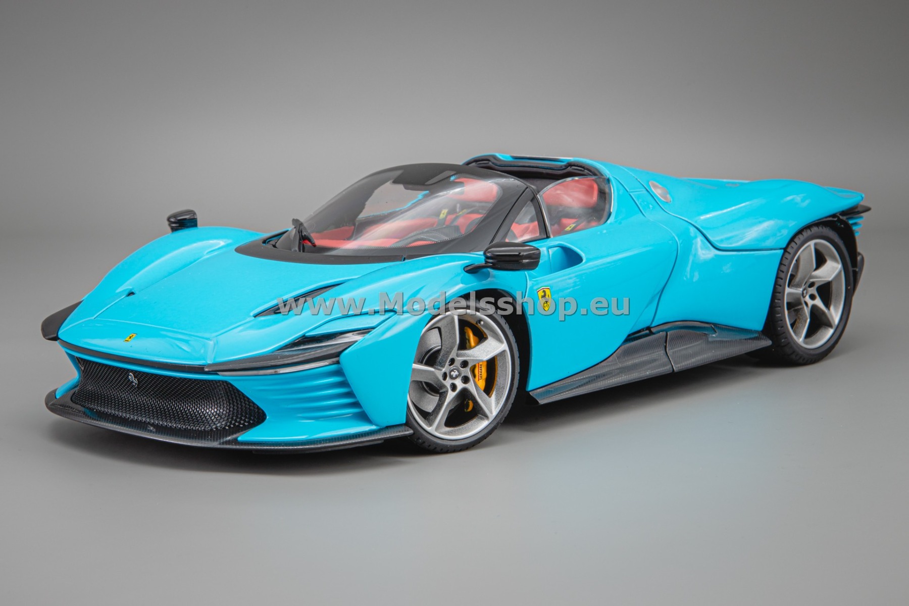 Bburago Ferrari Daytona SP3 /light blue - black/ 18-16912