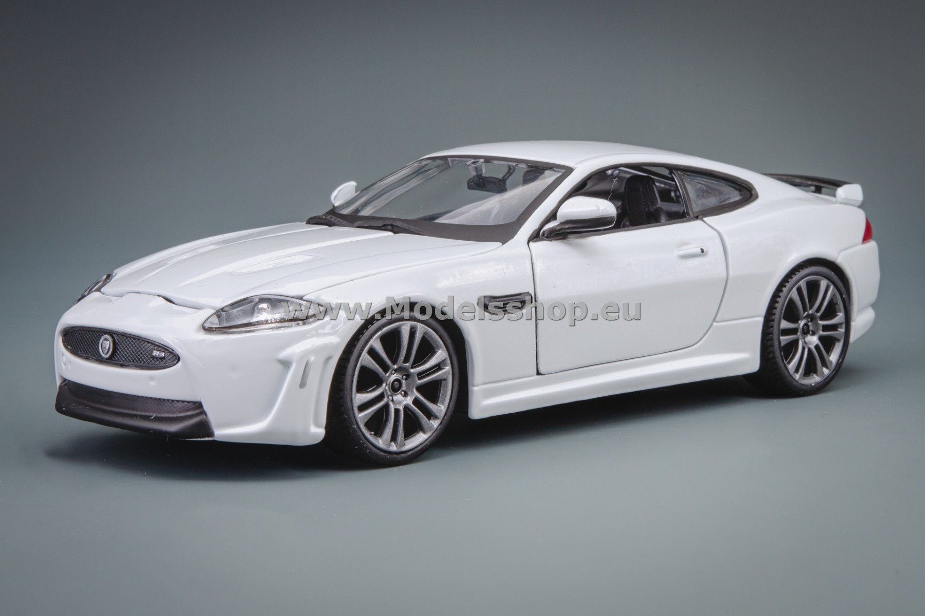 Bburago Jaguar XKR-S /white/