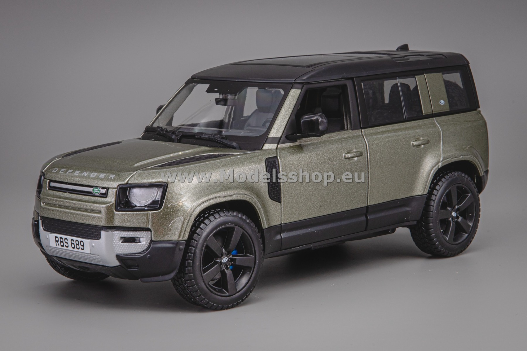 Bburago Land Rover Defender 110, 2022 /light green metallic/ 18-21101