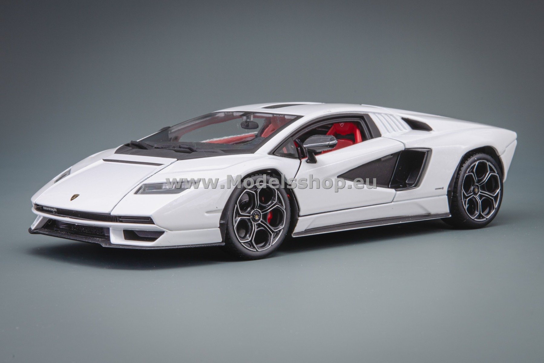 Bburago Lamborghini Countach LPI 800-4 /white/