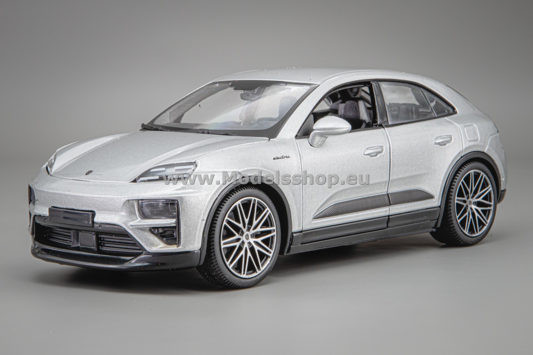 Bburago Porsche Macan Turbo, 2024 /silver/ BBU18-21114