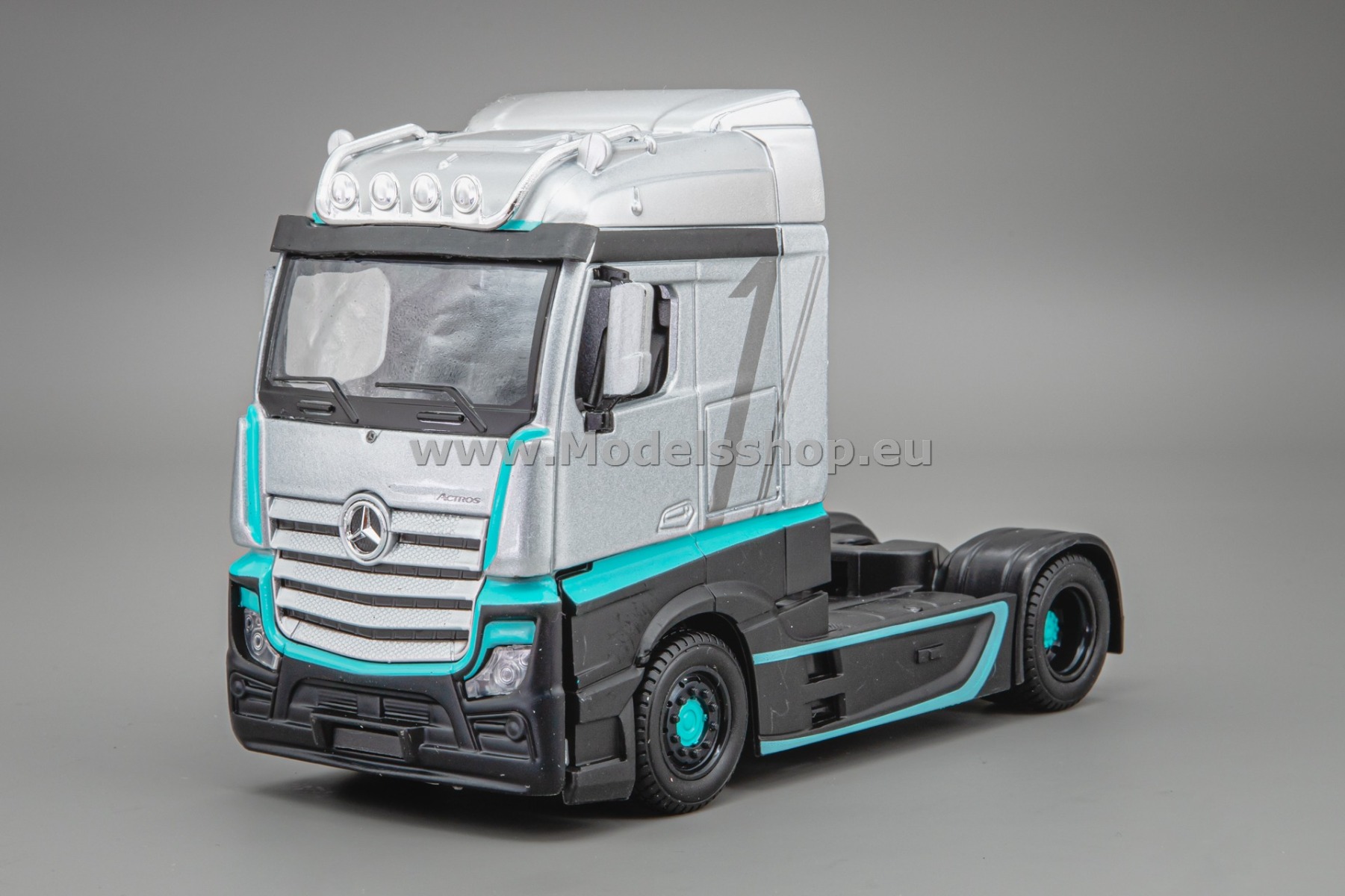 Bburago Mercedes-Benz Actros 2 Gigaspace Tractor Truck, 2016 / silver-black-green/ 18-32200