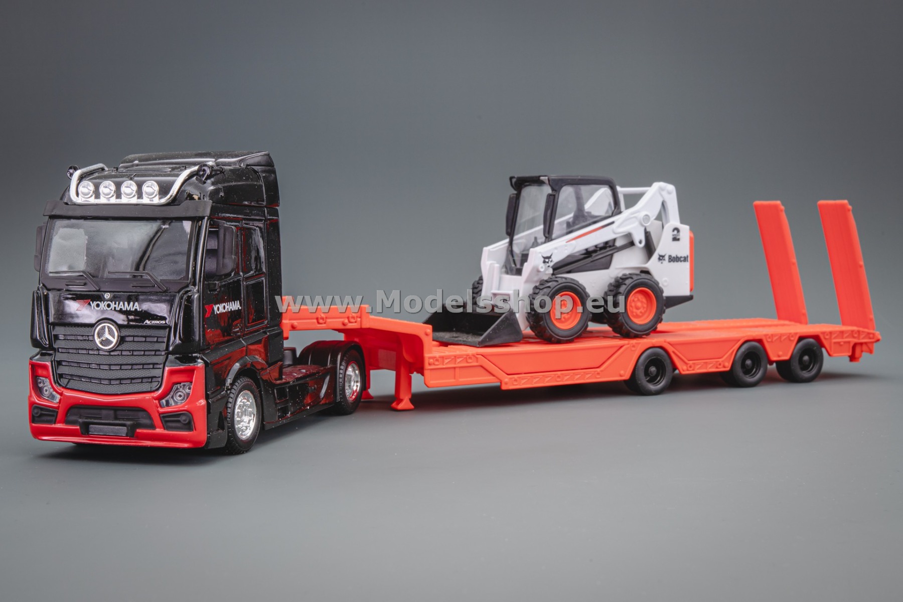 Bburago Mercedes-Benz Actros tractor truck with trailer and Bobcat tractor /black - red/