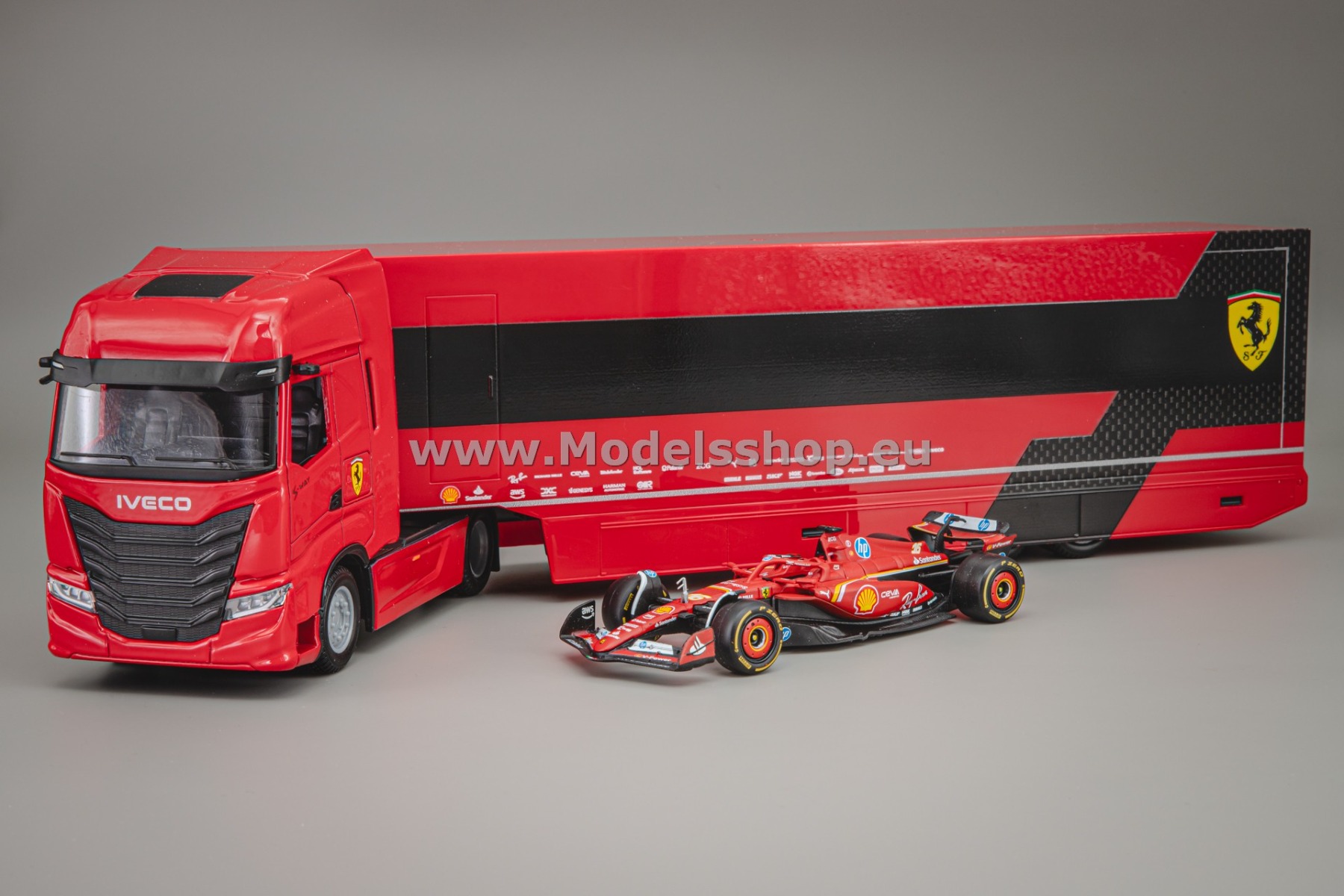 Bburago Iveco S-Way 570 F1 Racing Transporter & Ferrari SF-23 Formula 1 /red/ 18-36867
