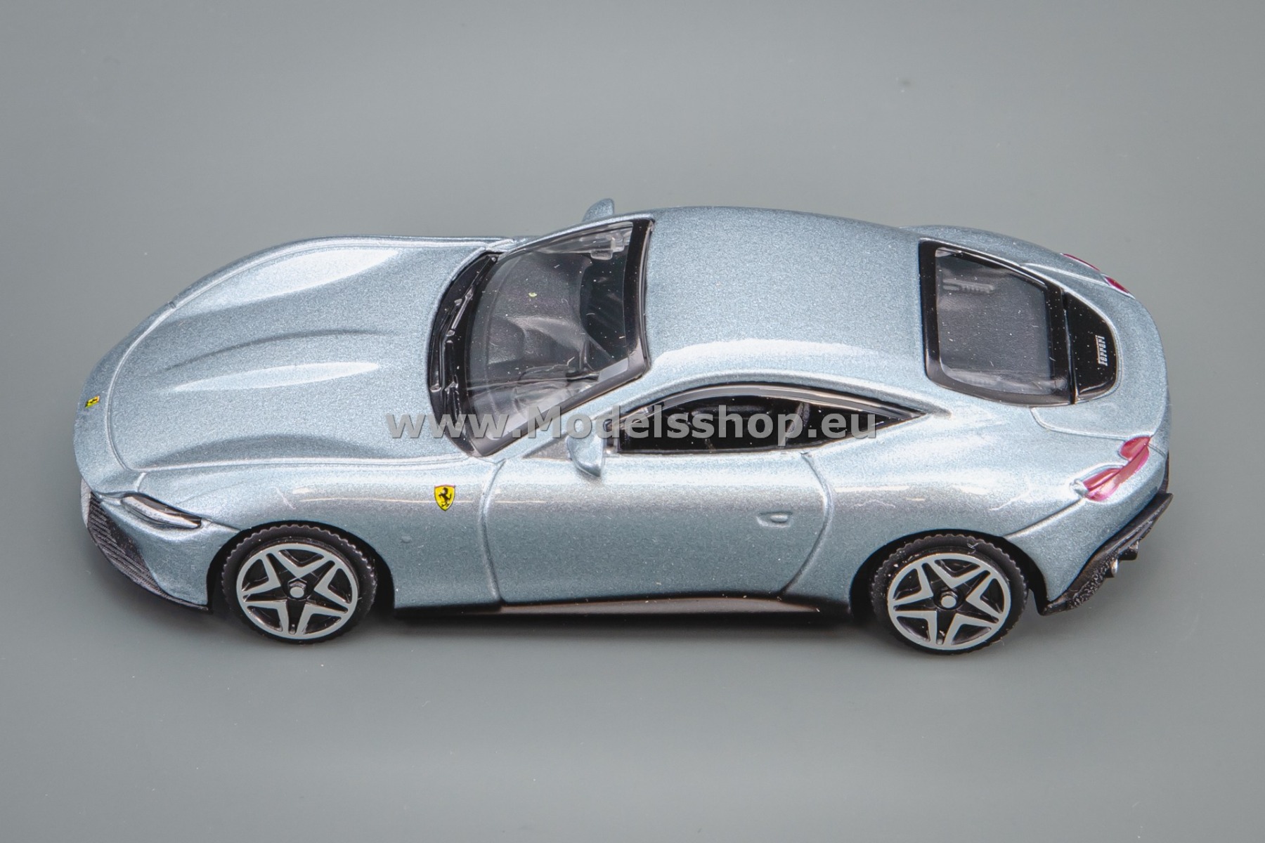 Bburago Ferrari Roma /light grey metallic/