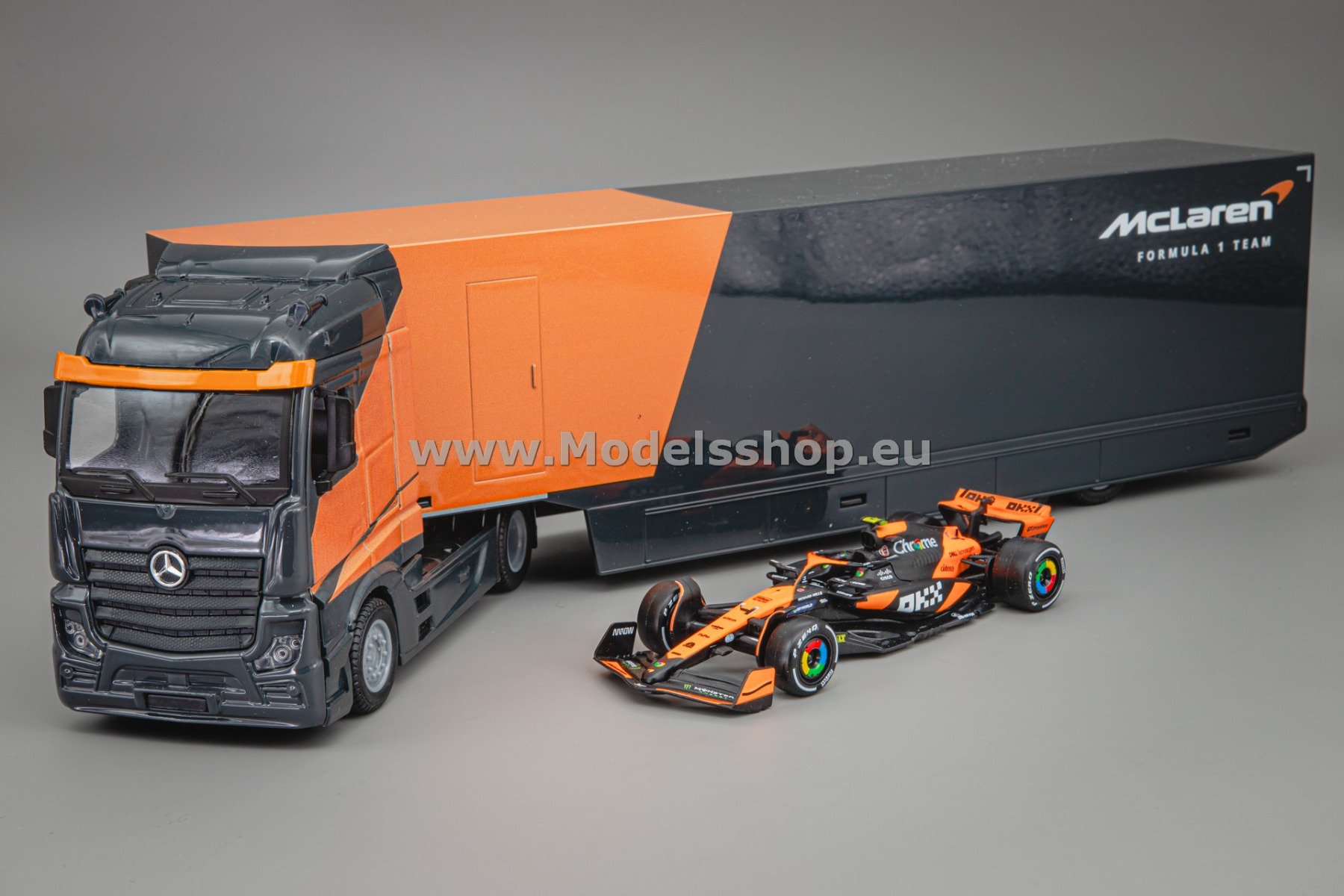 Bburago Mercedes- Benz Actros 2 Gigaspace Truck with F1 McLaren MCL38 No.4, 2024 L.Norris /black-orange/ 18-38401