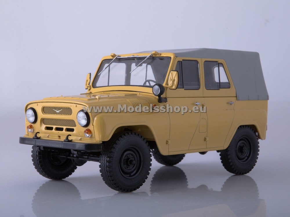 SSM18002.b UAZ-469 off-road military light utility vehicle /beige/