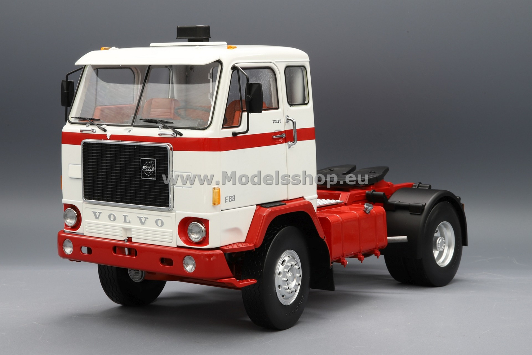 MCG 18141 Volvo F88 tractor truck, 1971 /white - red/