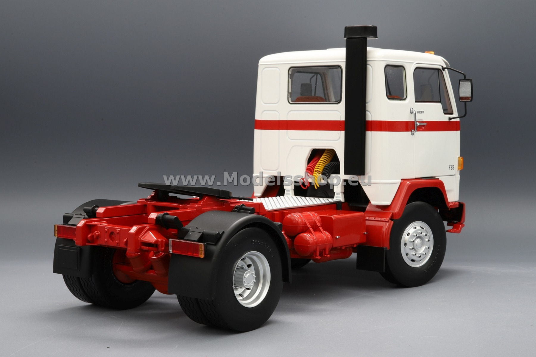 MCG 18141 Volvo F88 tractor truck, 1971 /white - red/