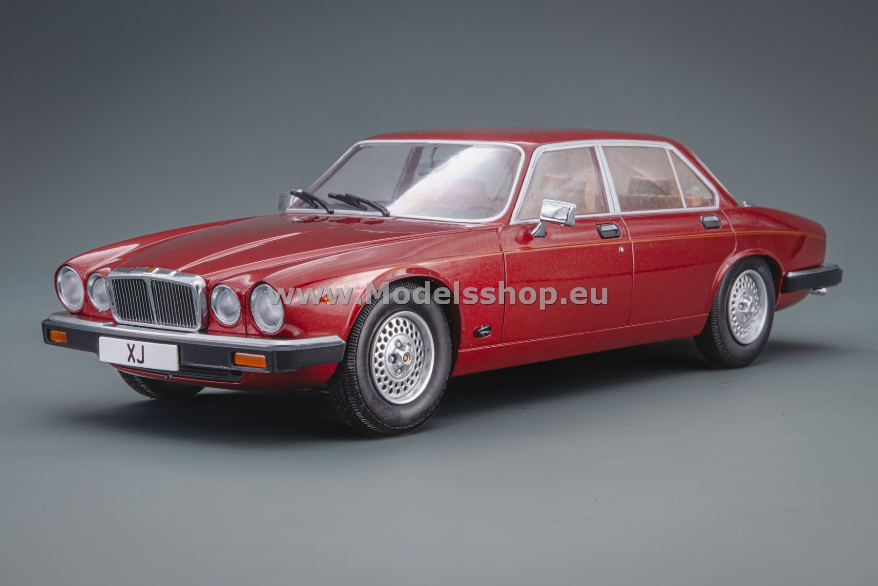 MCG18176 Jaguar XJ Series III, 1979 /dark red metallic/
