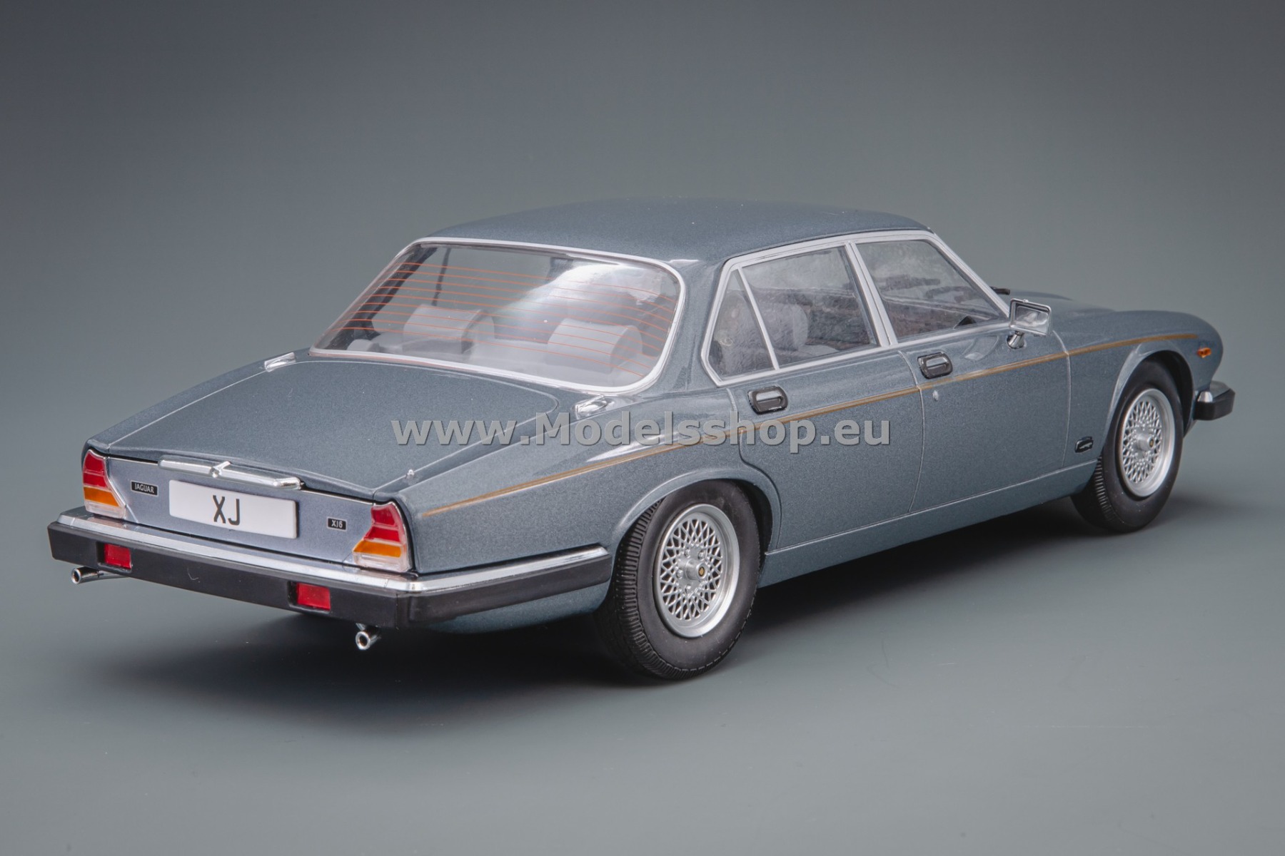 MCG18177 Jaguar XJ Series III, 1979 /dark grey metallic/