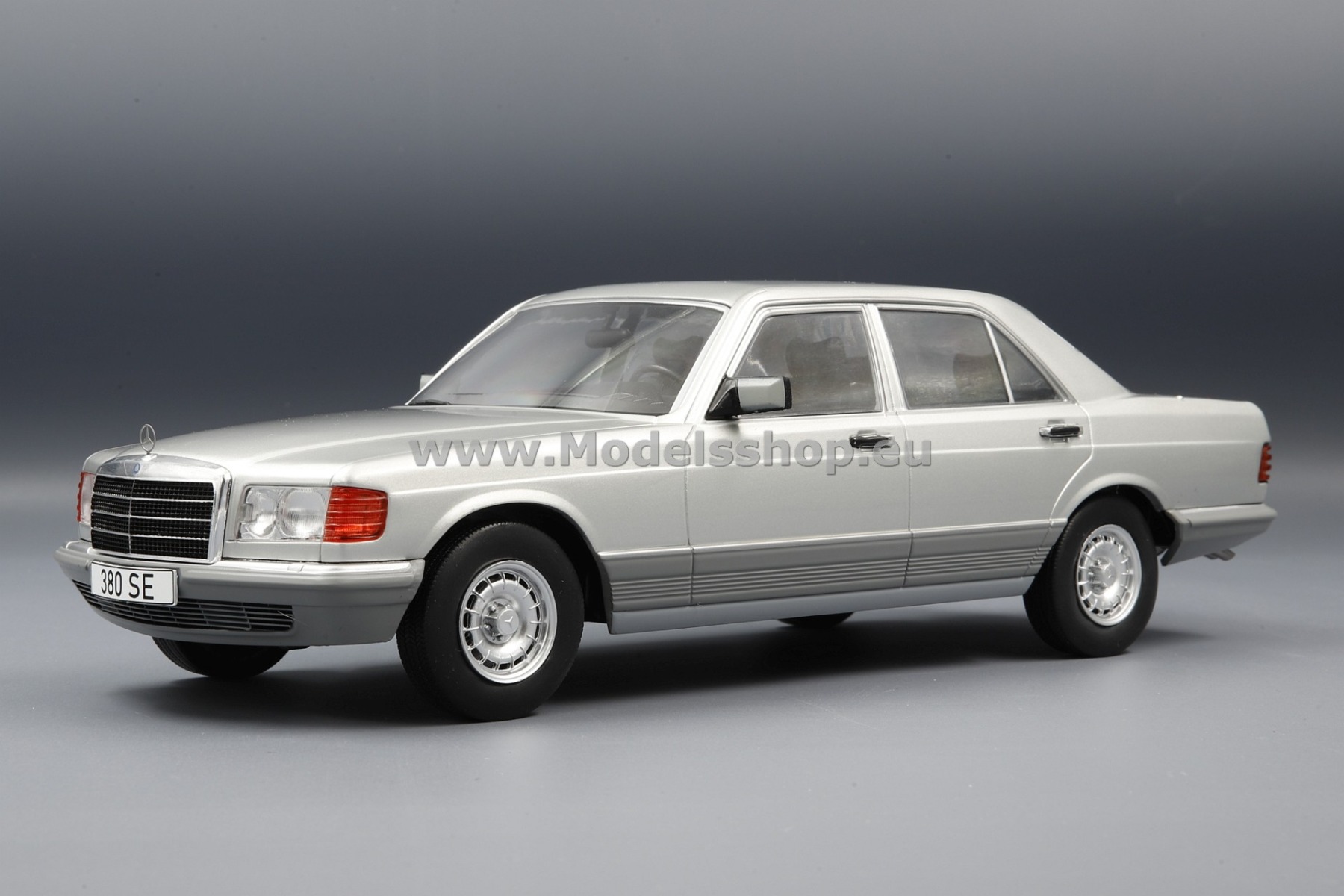 MCG 18185 Mercedes-Benz S-Class (W126), 1979 /silver/