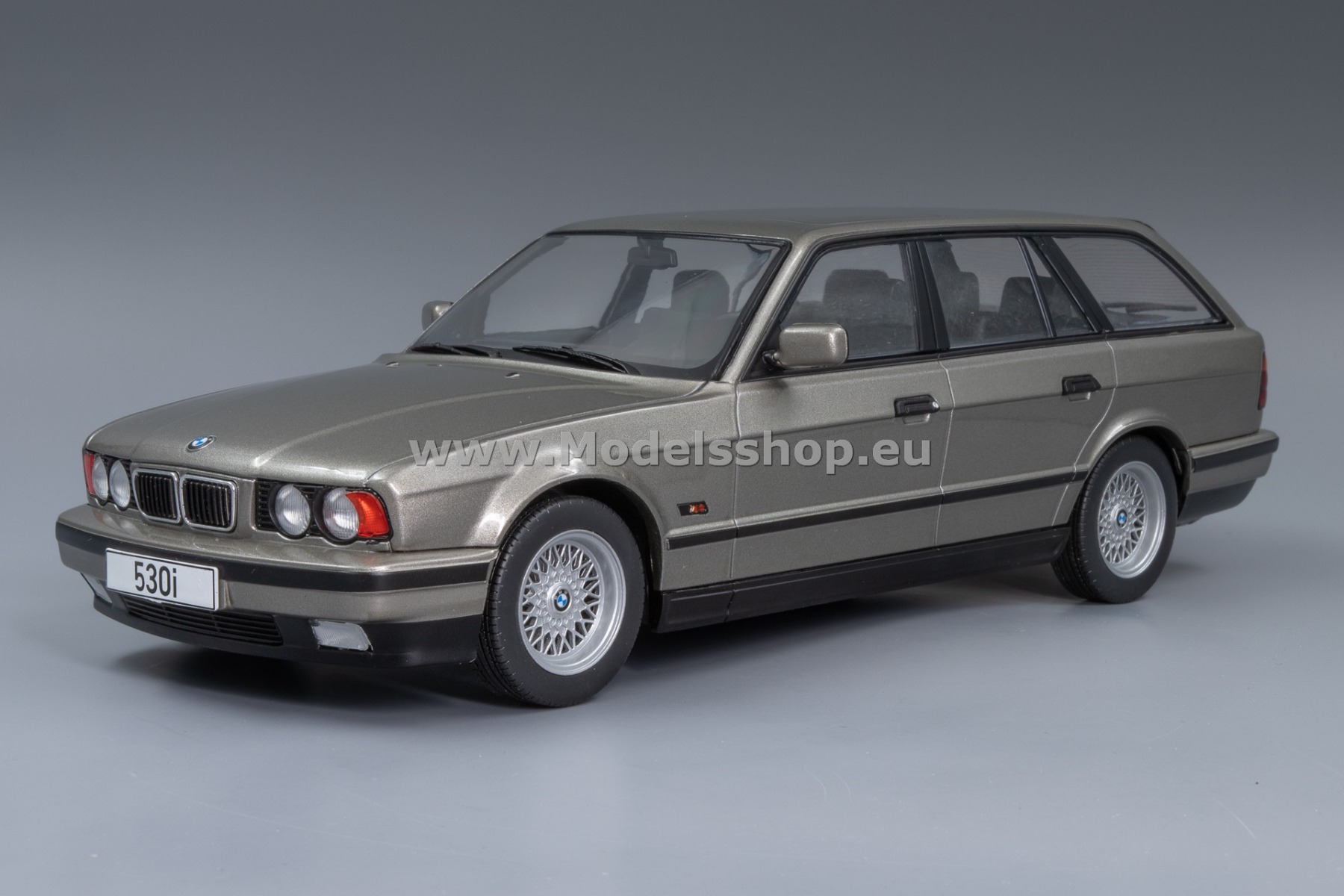 MCG 18330 BMW 5-series (E34) / 530i Touring, 1991 /grey metallic/