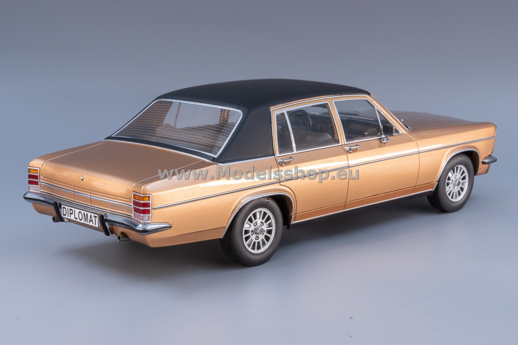 MCG 18335 Opel Diplomat B, 1972 /dark beige metallic - matt black/