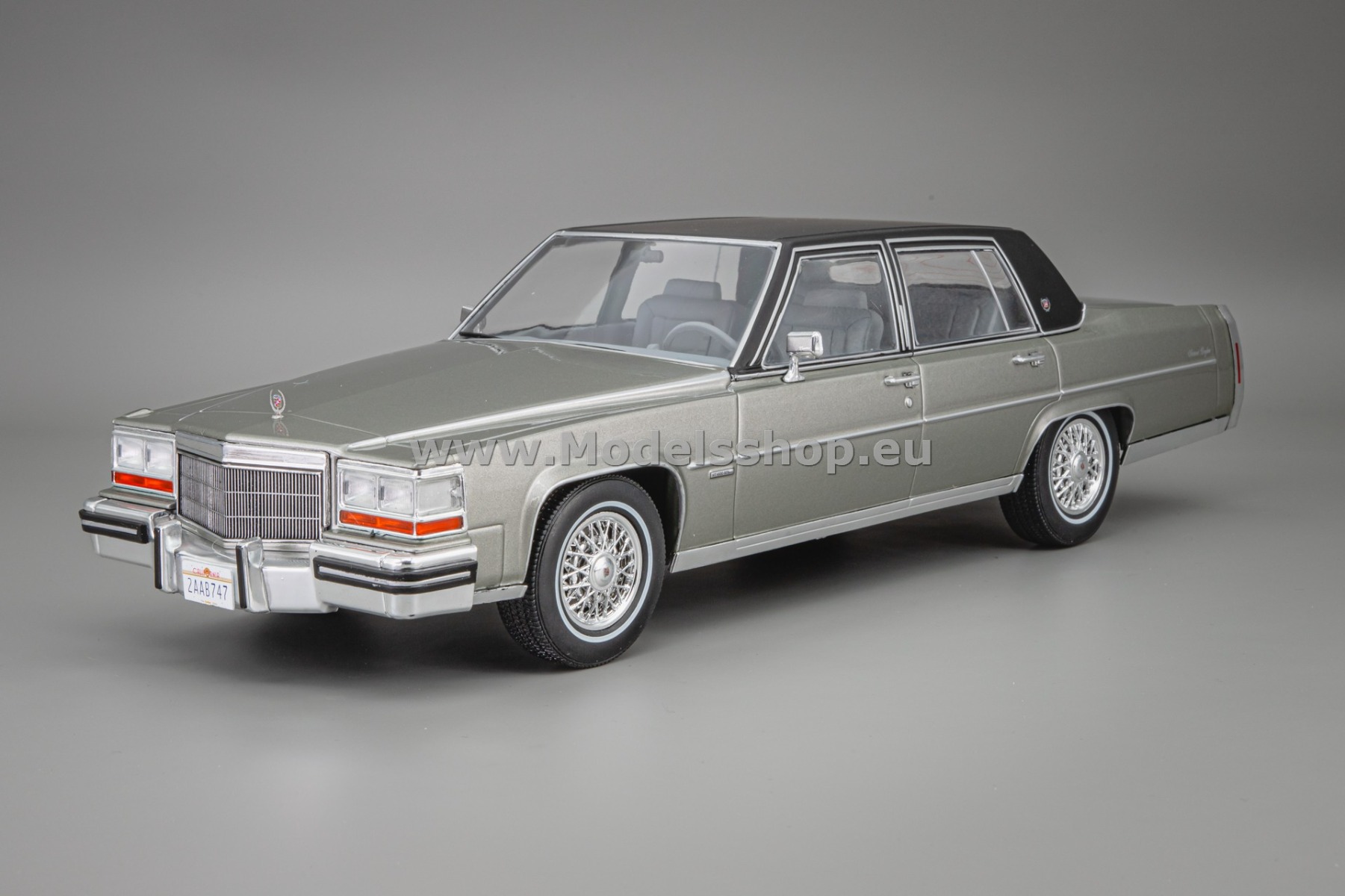 MCG18377 Cadillac Fleetwood Brougham, 1982 /dark grey metallic/
