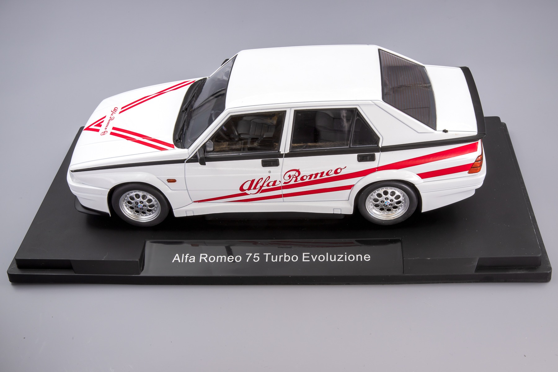 MCG18430 Alfa Romeo 75 Turbo Evoluzione, 1987 /white/