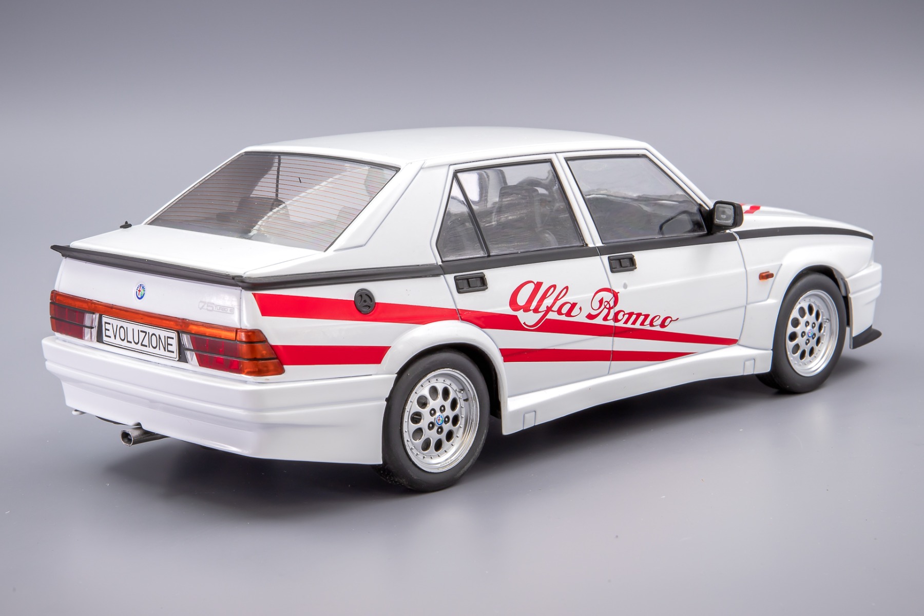 MCG 1/18 アルファロメオ75 ターボ エボルツィオーネ 1987 レッド ModelCarGroup 1:18 Alfa Romeo 75 Turbo Evoluzione Year 1987 red