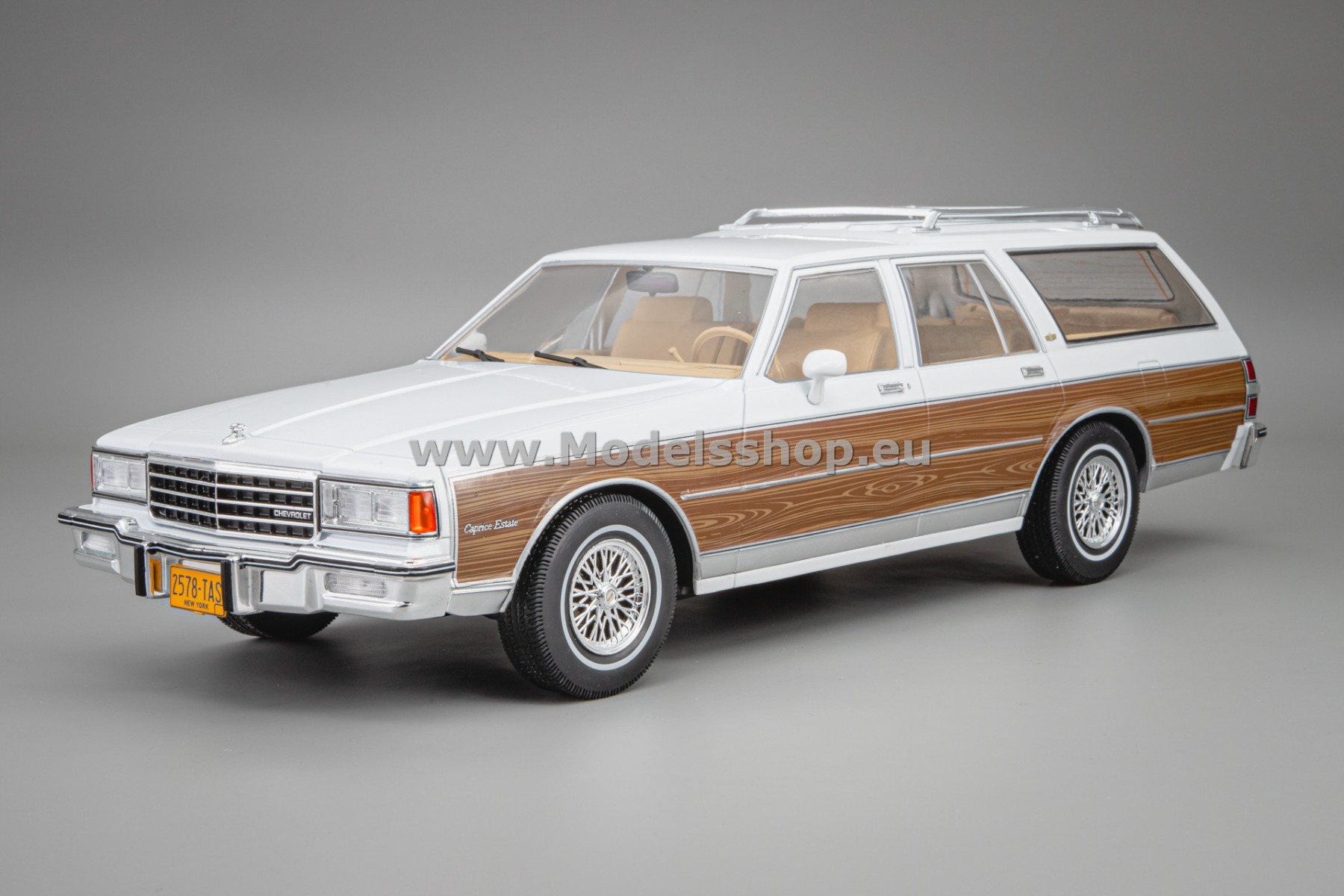 MCG18475 Chevrolet Caprice Estate Wagon, 1985 /white - decorated/
