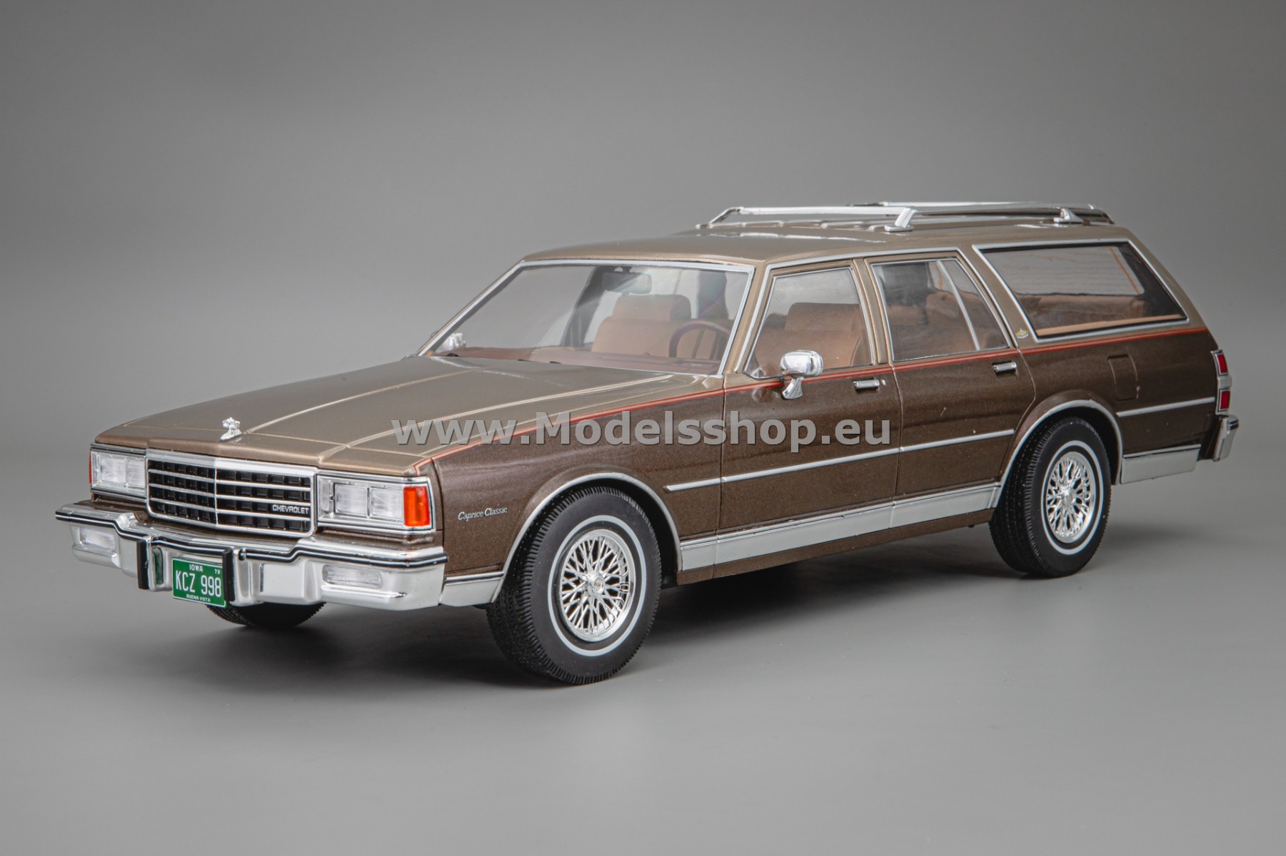 MCG18476 Chevrolet Caprice Estate Wagon, 1985 /beige - decorated/