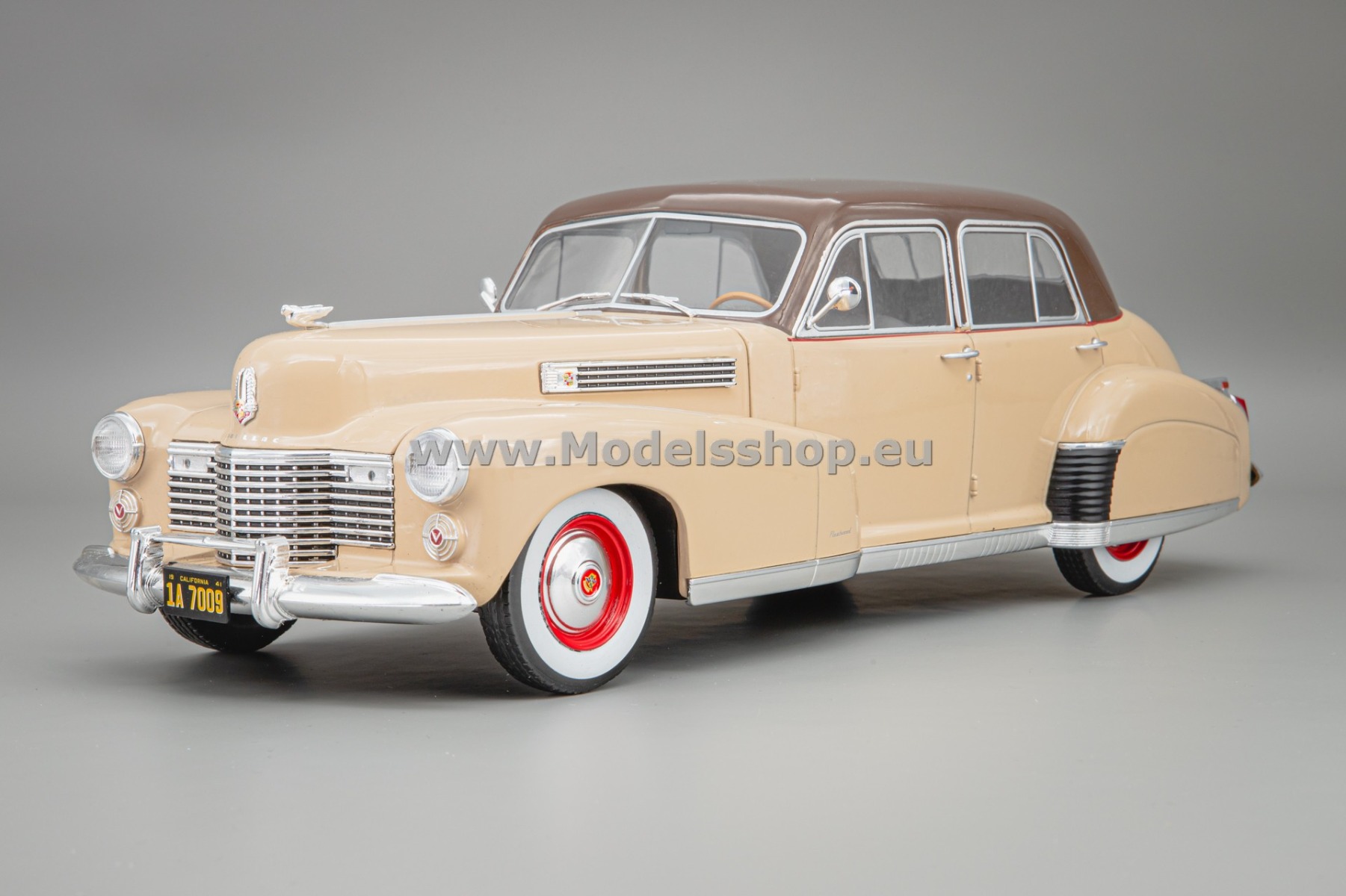 MCG18656 Cadillac Fleetwood Series 60 Special Sedan, 1941 /beige - dark brown/