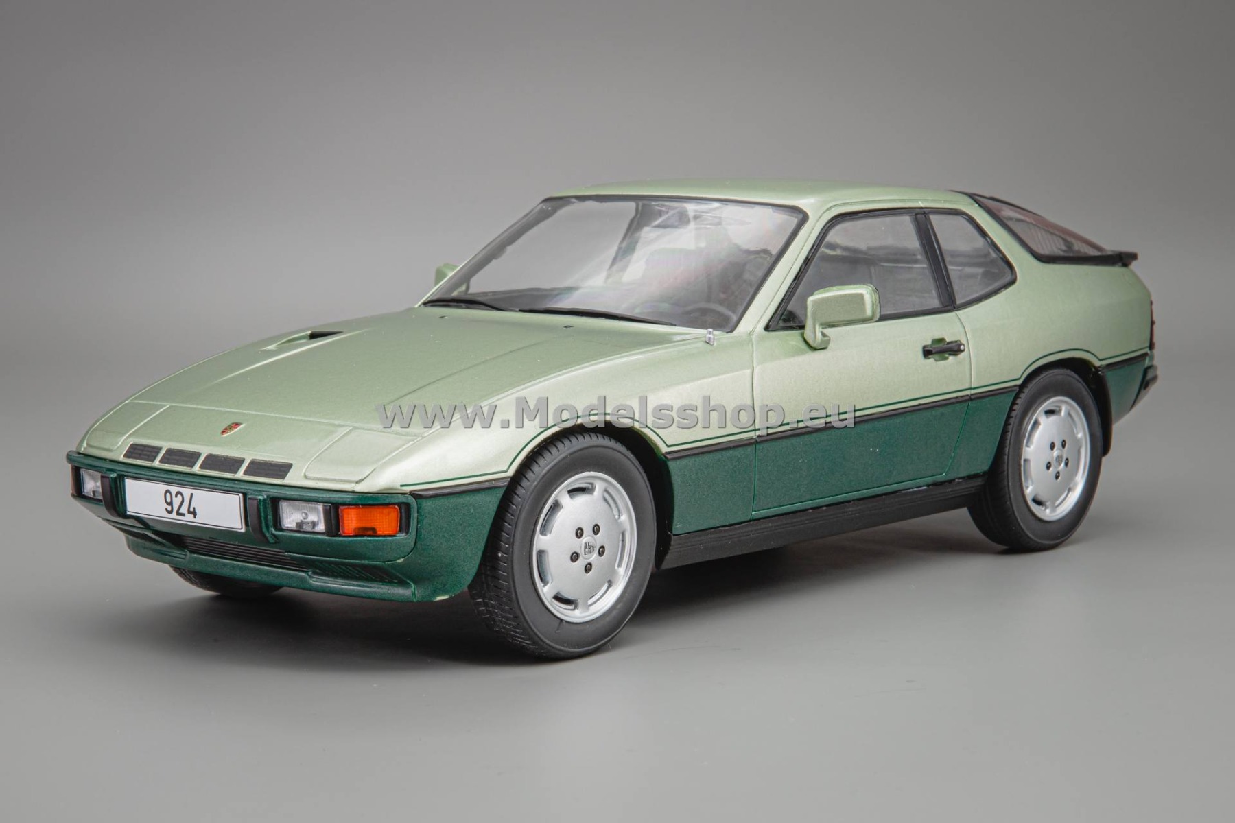 MCG18660 Porsche 924 Turbo, 1979 /light green metallic - dark green metallic/