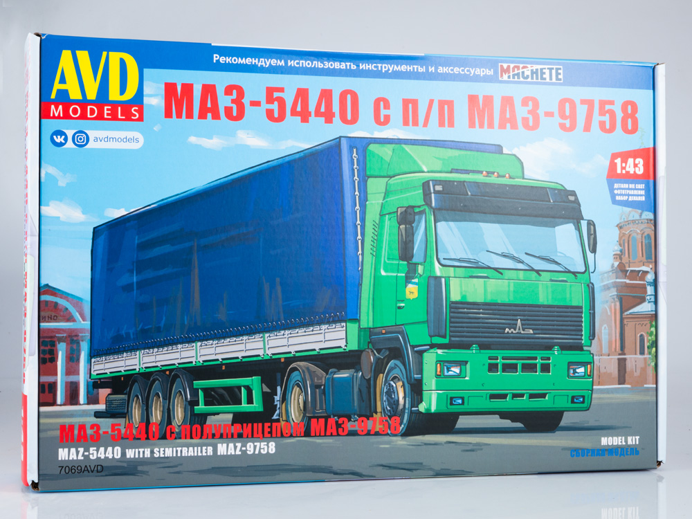 MAZ-5440 tractor truck with semi-trailer MAZ-9758, model kit