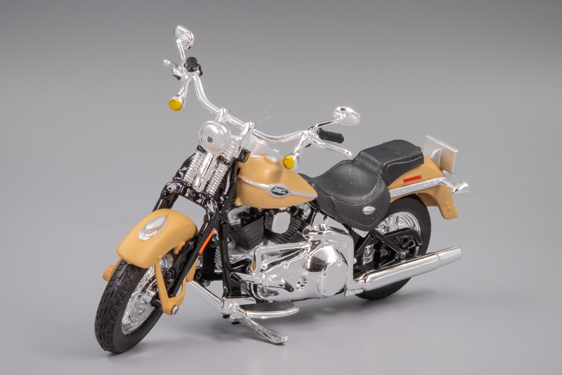 Maisto MAI20-18860 Harley-Davidson FLSTCI Softail Springer Classic, 2005 /matt beige/