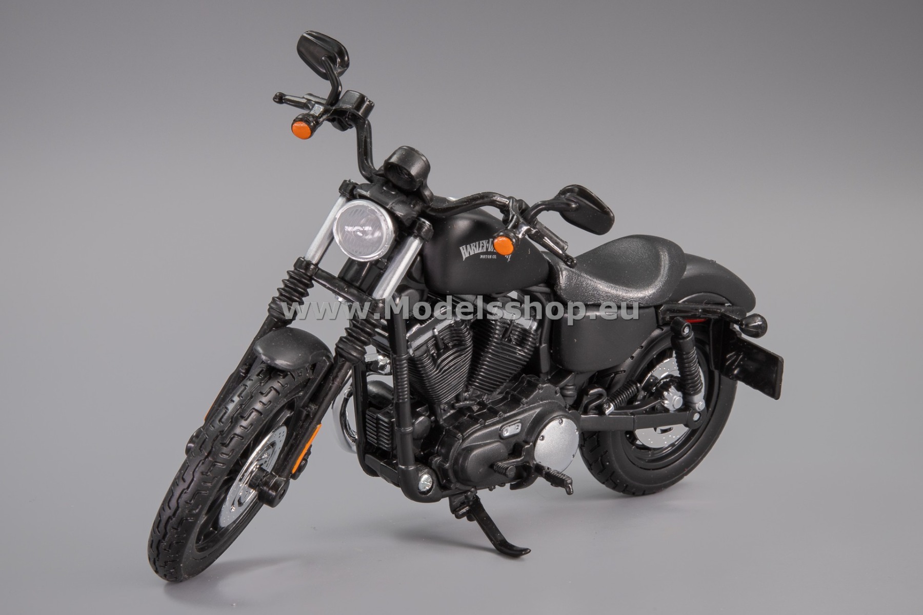 Maisto MAI32326 Harley-Davidson Sportster Iron 883, 2013 /flat-black/ without showcase