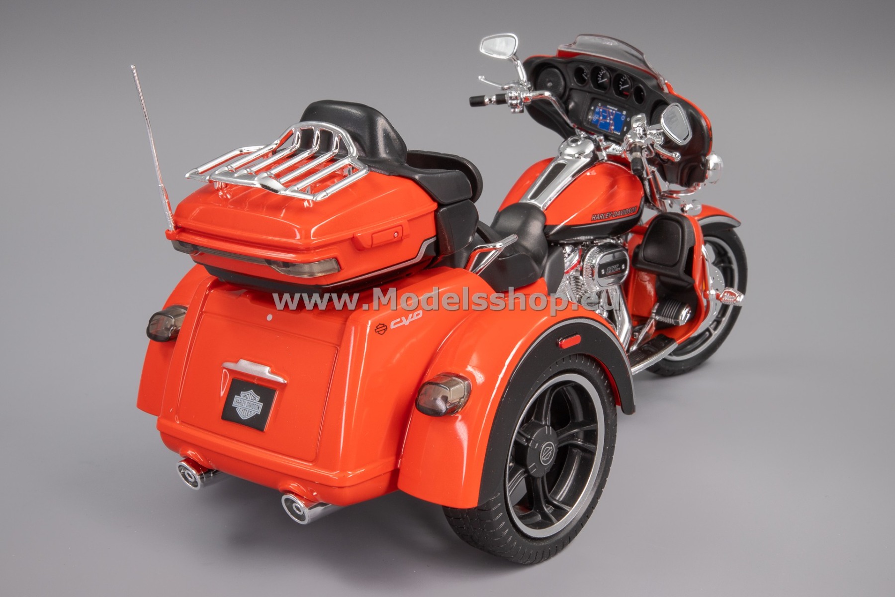 Maisto Harley-Davidson CVO Tri-Glide Ultra, 2021 /orange metallic/