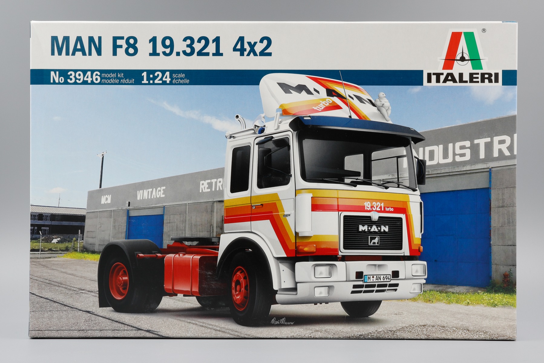 Italeri IT3946 MAN F8 19.321 4x2 tractor truck, model kit