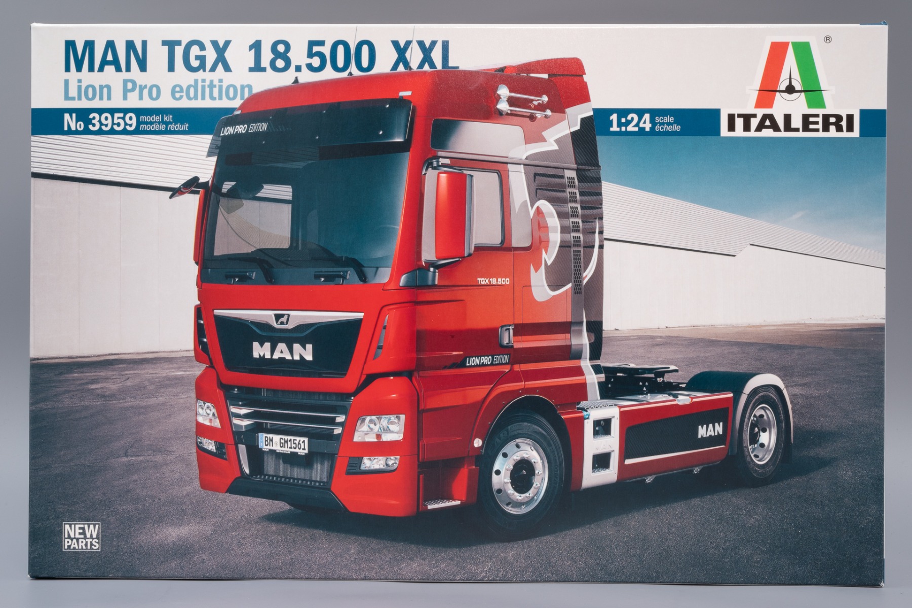 Italeri IT3959 MAN TGX 18.500 XXL tractor truck, Lion Pro Edition, model kit