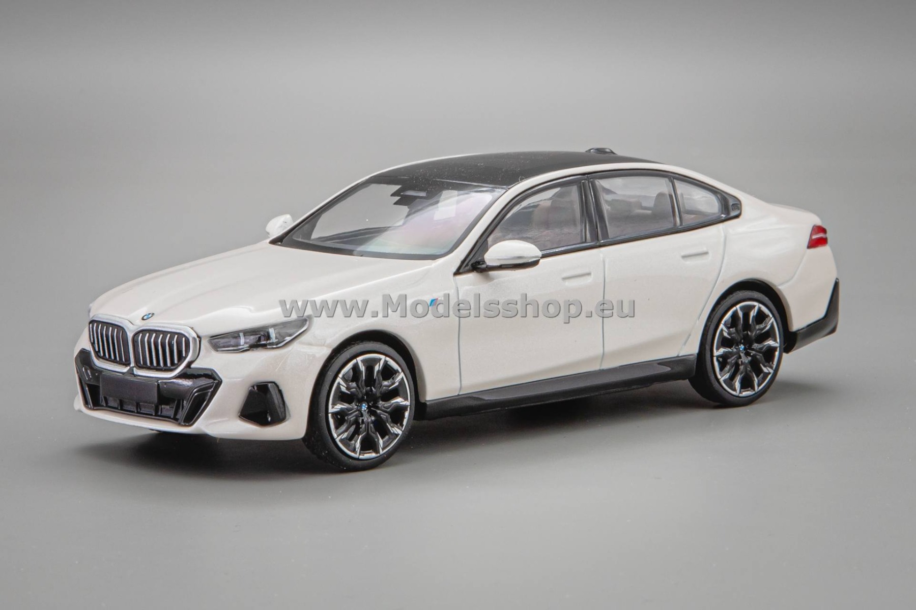 Minichamps 410024102 BMW i5 (G60),2023 /White Metallic/ Limited Edition 336pcs.