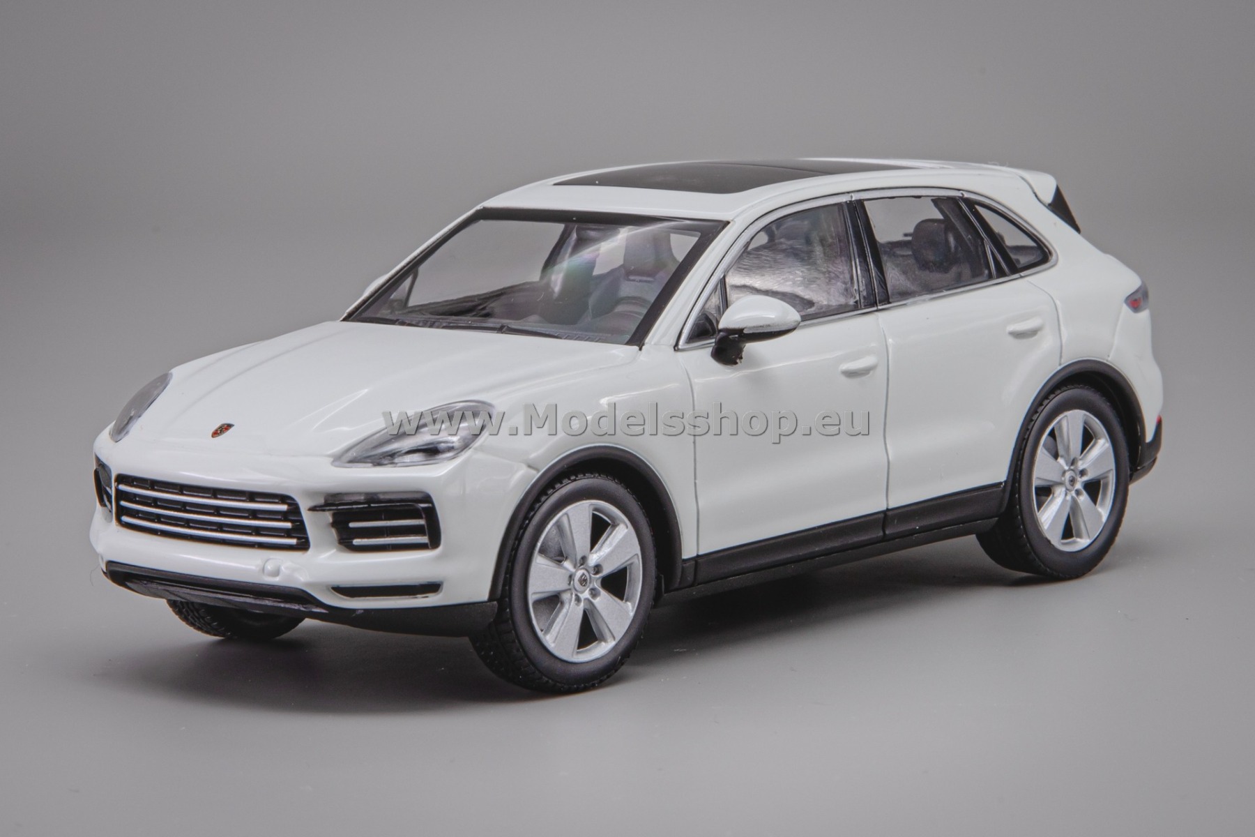 Minichamps 410066302 Porsche Cayenne, 2017 /white/