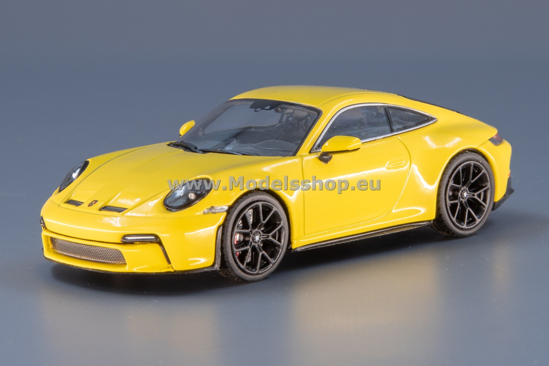 Minichamps 410069601 Porsche 911 GT3 Touring 2021 /yellow w. black rims/