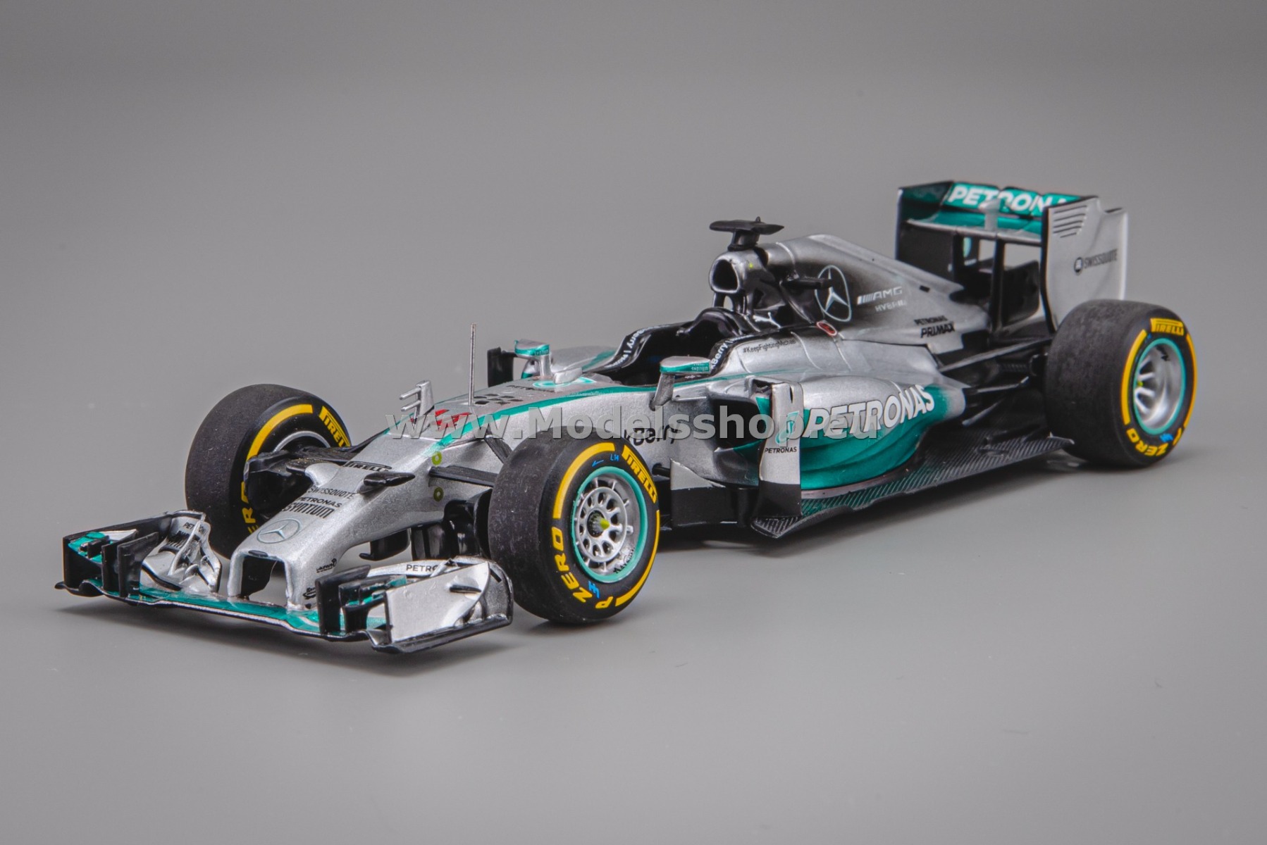 Minichamps 410140644 Mercedes-Benz AMG (992) W05 Hybrid Mercedes AMG Petronas F1 Team, No.44, Formula 1 World Champion Abu Dhabi GP2014,  L. Hamilton (w/ Standing Figurine and Flag)