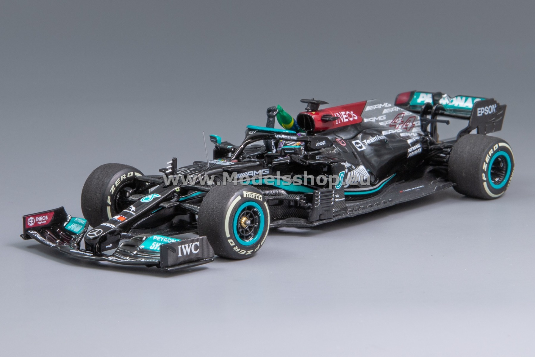 Minichamps 410212044 Mercedes AMG F1 W12 E Performance 44 Formula 1, Brazilian Grand Prix Winner 2021, Lewis Hamilton, w/Flag