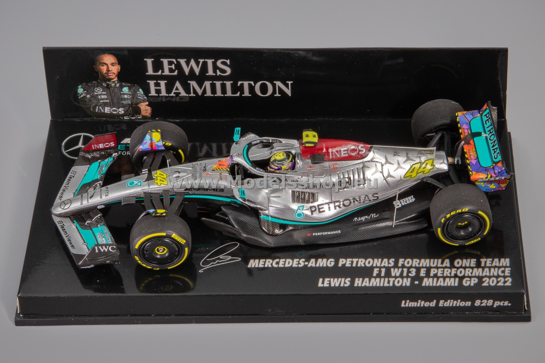 Minichamps 417220544 Mercedes-AMG Petronas Formula 1 team