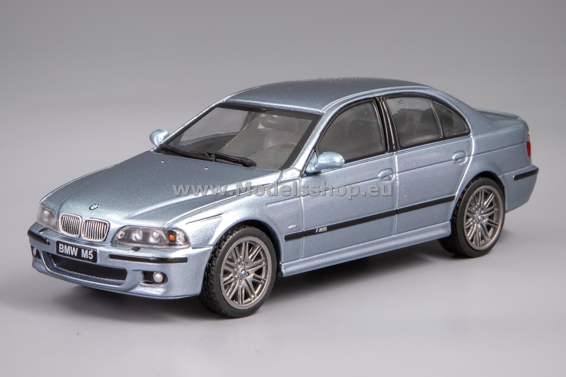 Solido S4310503 BMW M5 5.0L V8 32V (E39), 2003 /light blue/